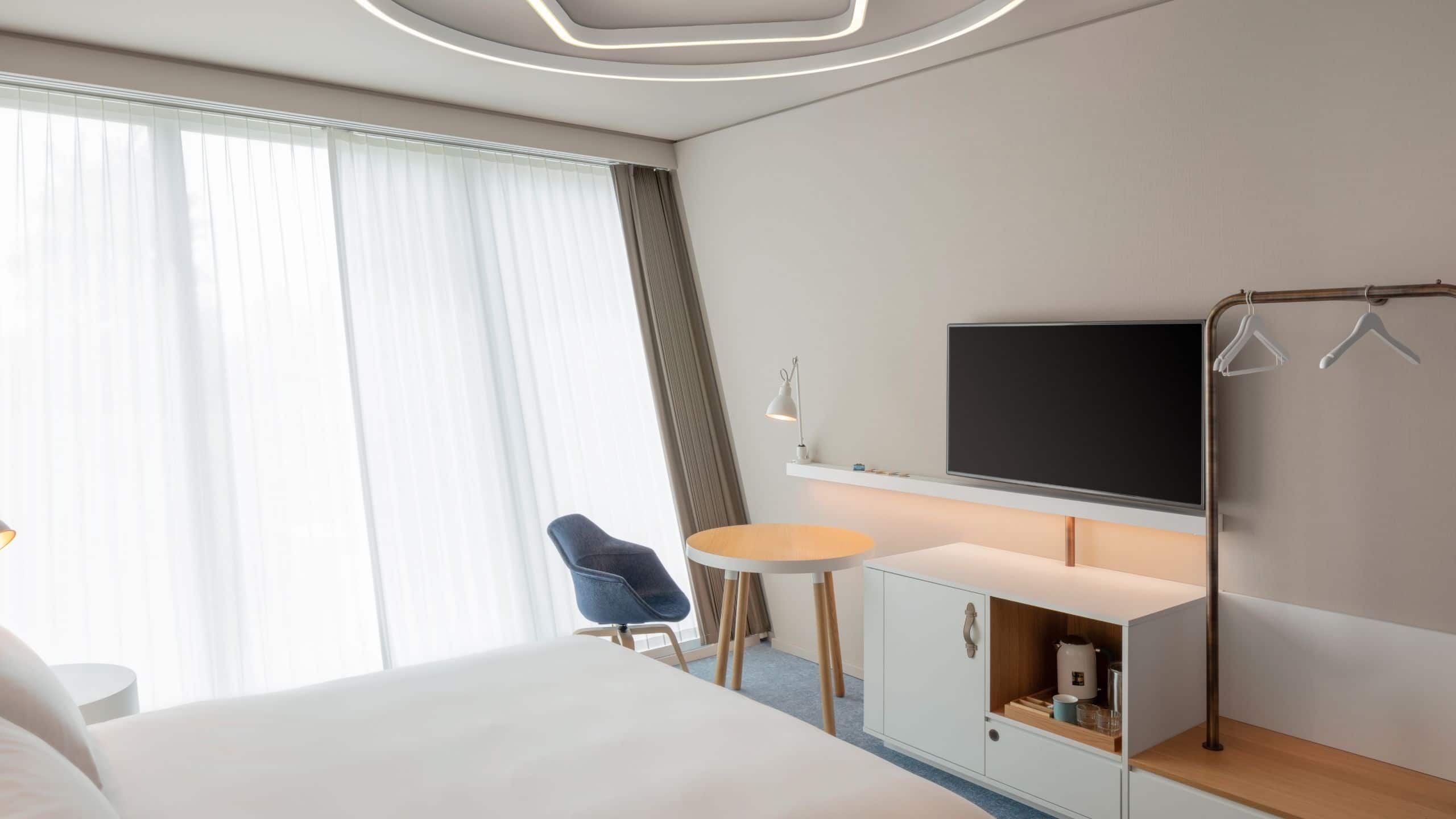 1 King Bed - Image 3