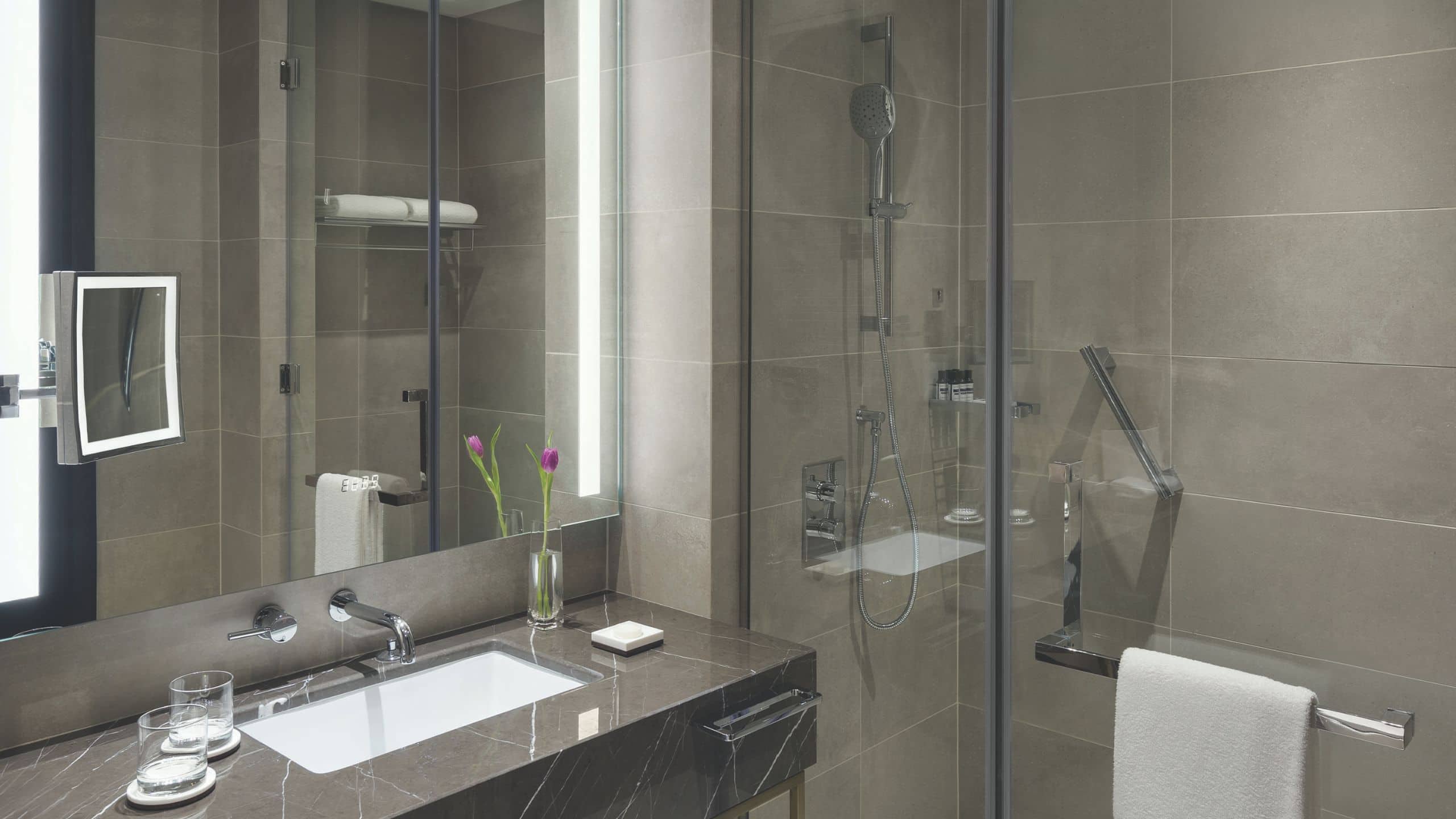 1 King Bed - Image 4