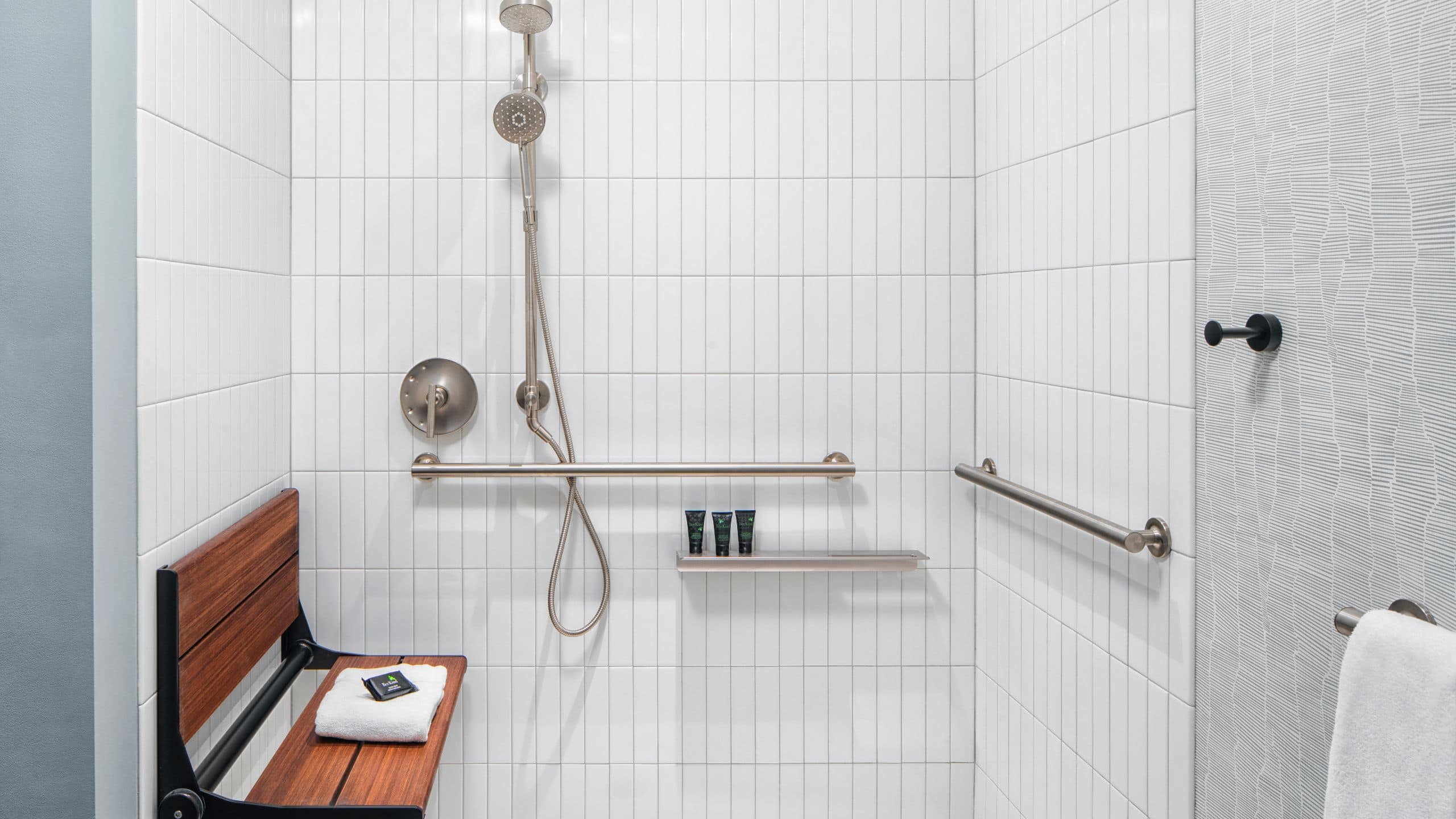 ADA Executive Suite | 1 King Bed / Roll-in Shower - Image 2