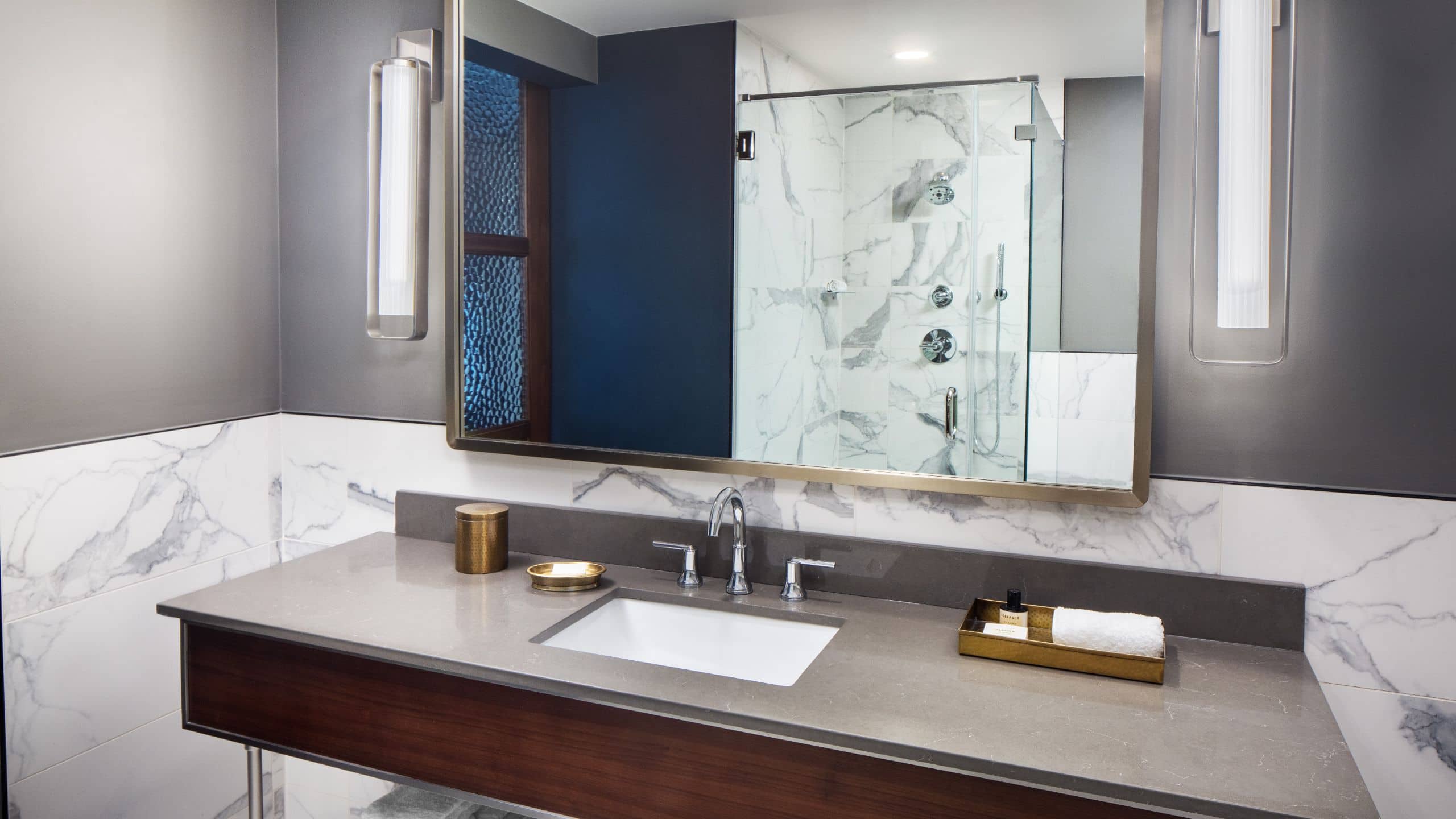 2 Queen Beds - Image 2