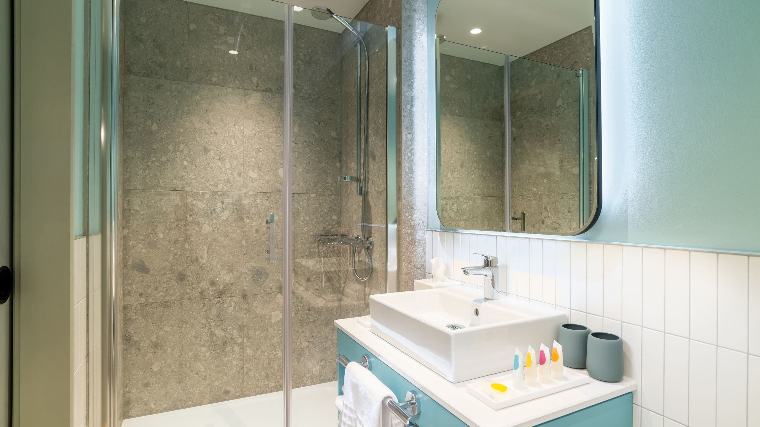 1 King Bed - Image 5