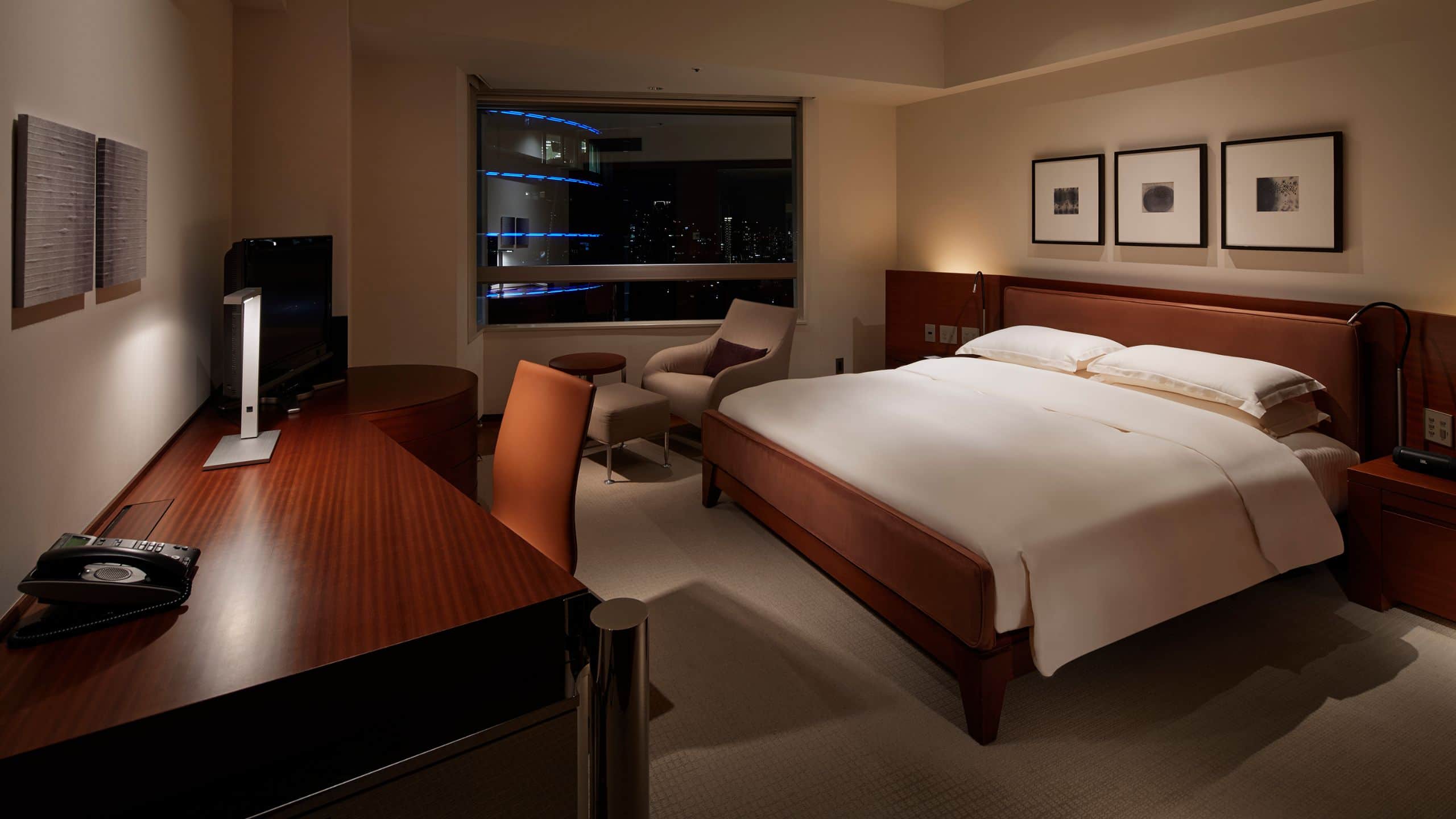 1 King Bed, Club Access - Image 2