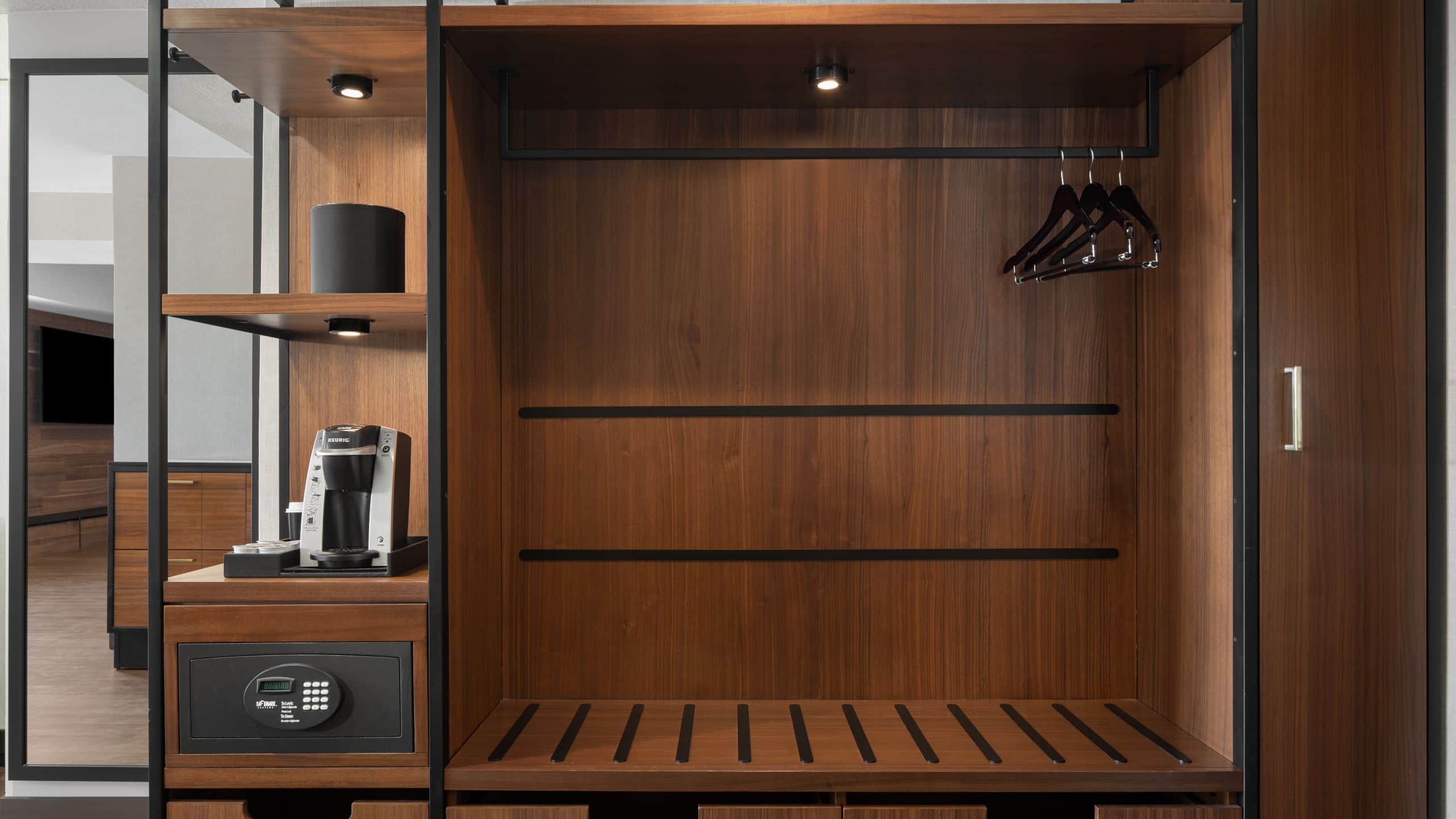 2 Queen Beds - Image 4