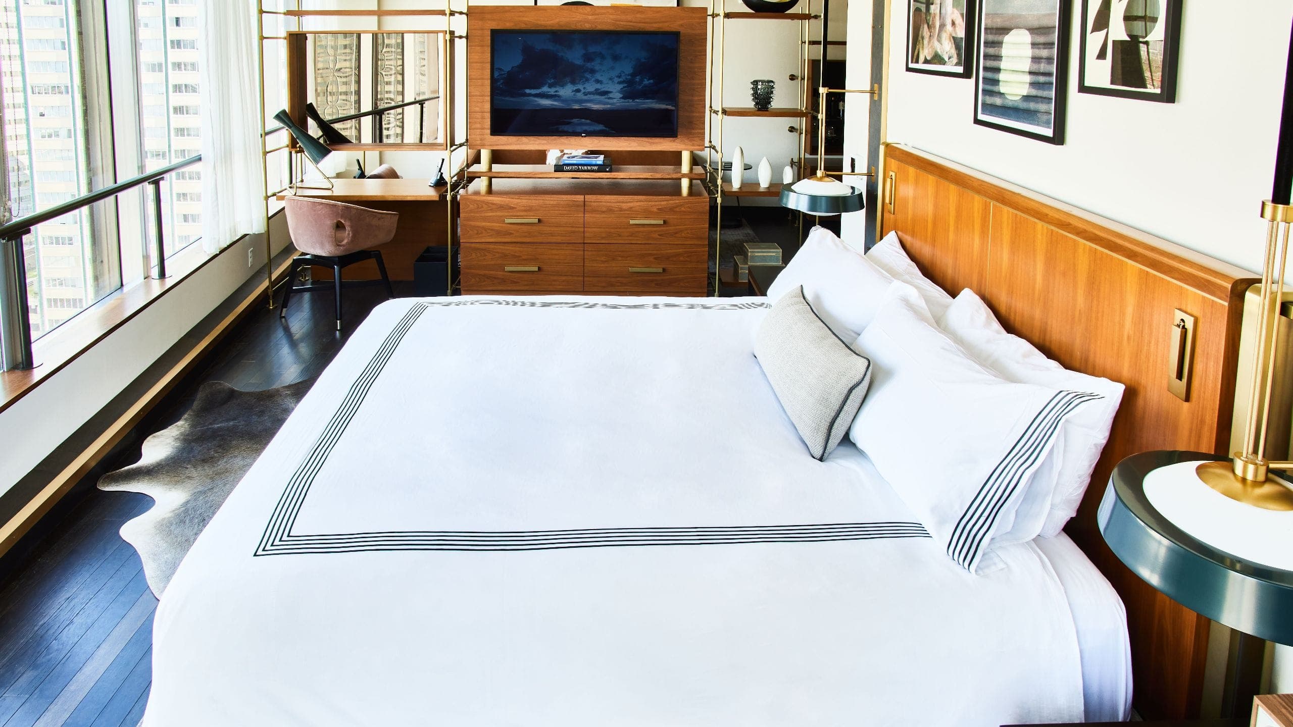 Accessible Skyline Suite with 1 King Bed and a Roll-in Shower - Image 1