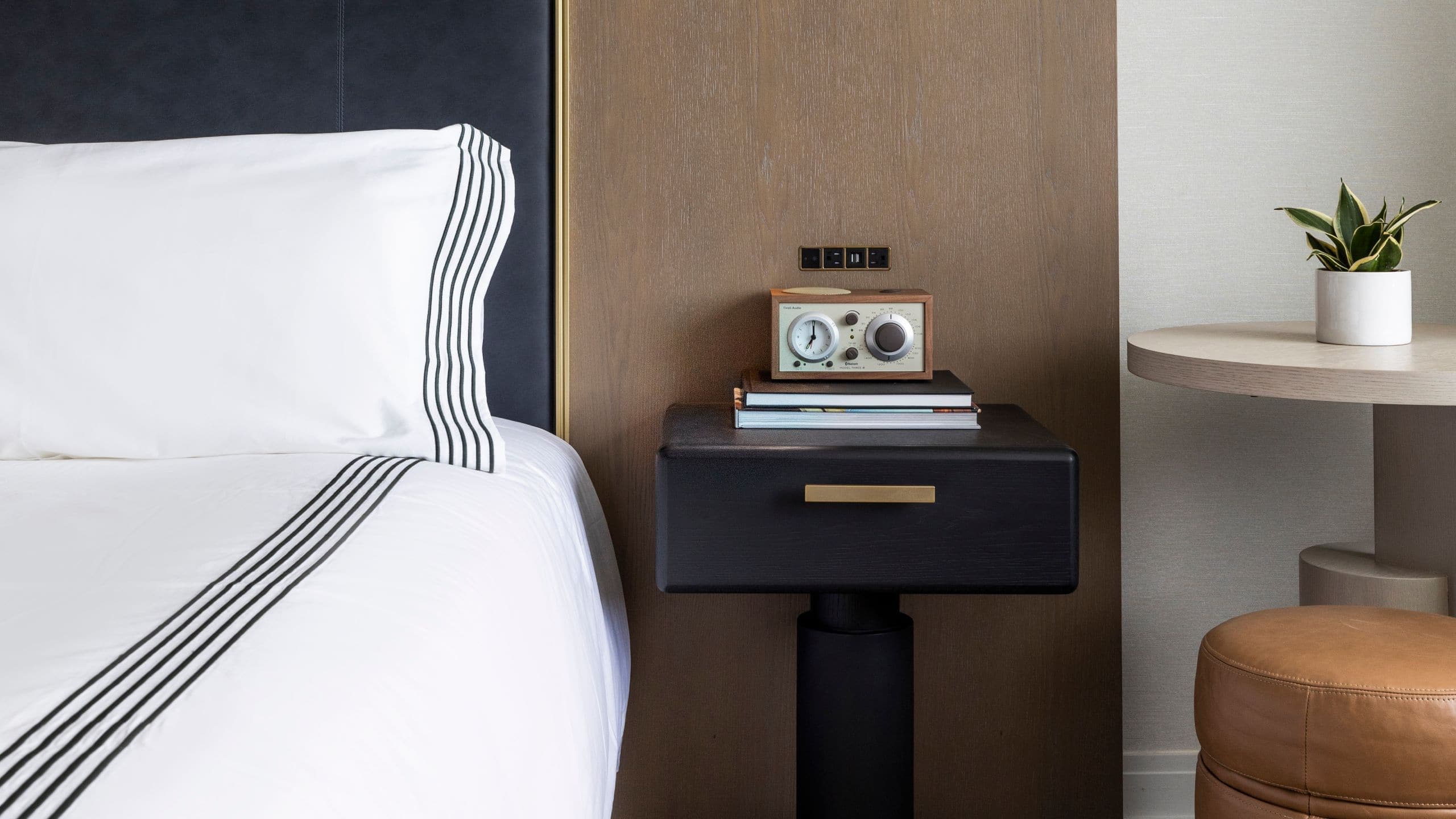 1 King Bed - Image 4