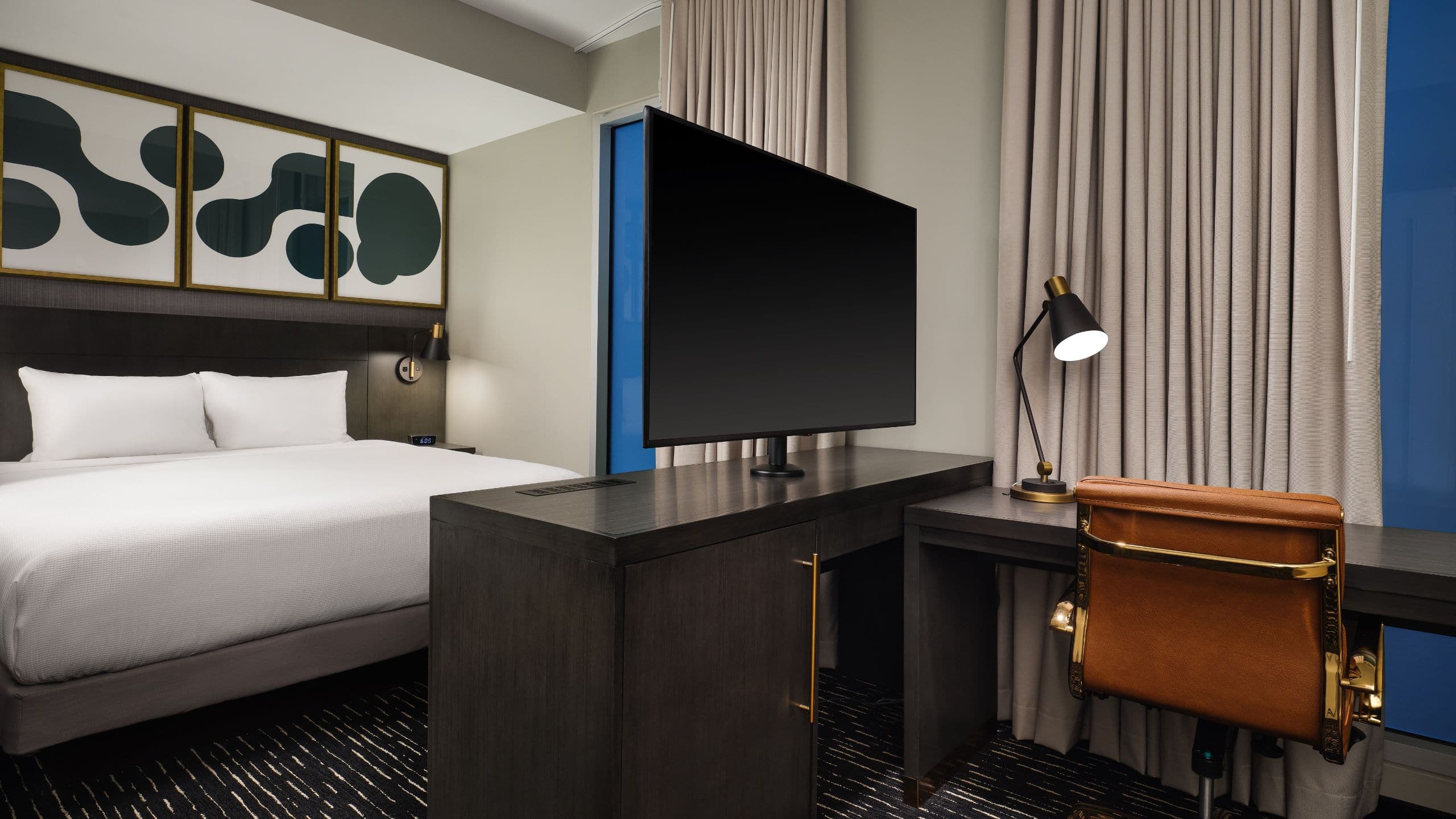 1 King Bed Interior Facing - Image 1