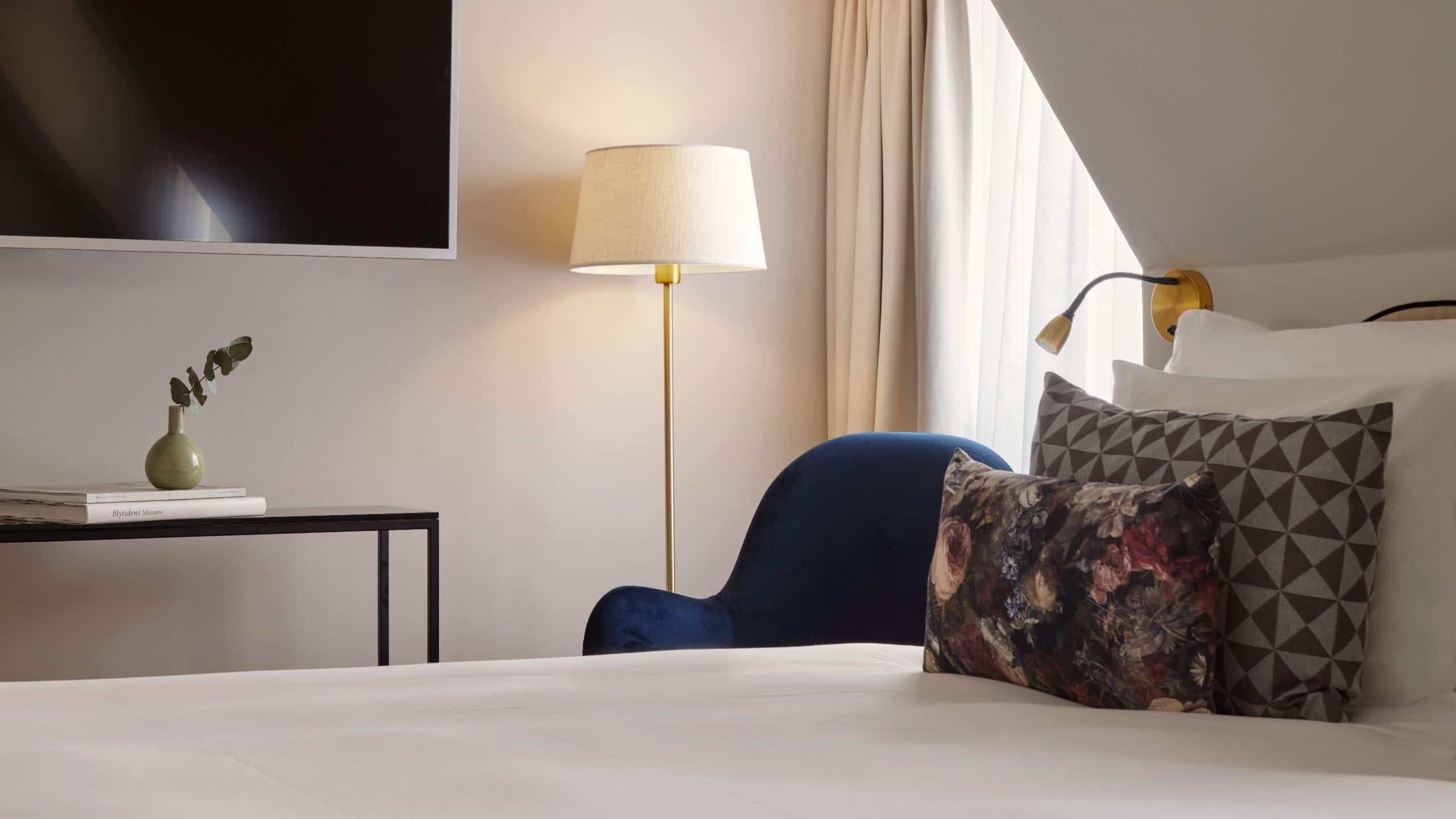 1 Queen Bed - Image 2