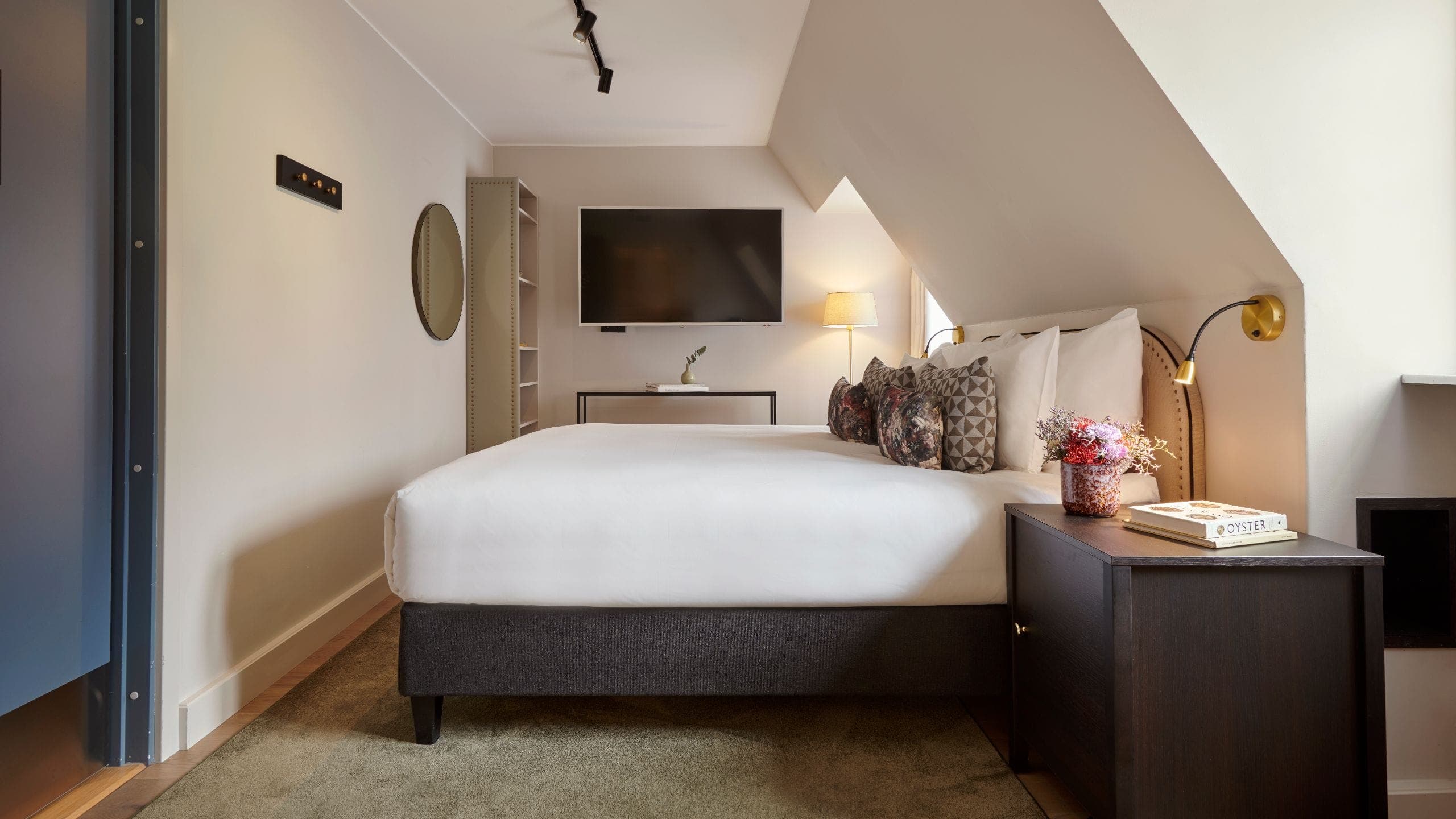 1 Queen Bed - Image 3