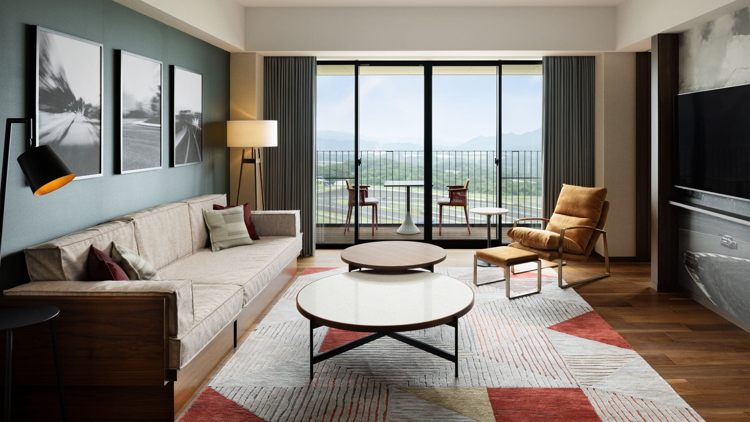 Grand Prix Suite, 2 Twin Beds, Circuit View - Image 2