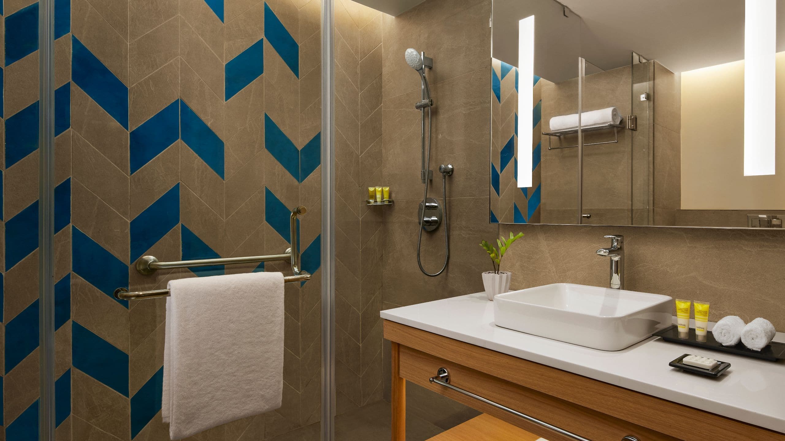 1 King Bed - Image 3