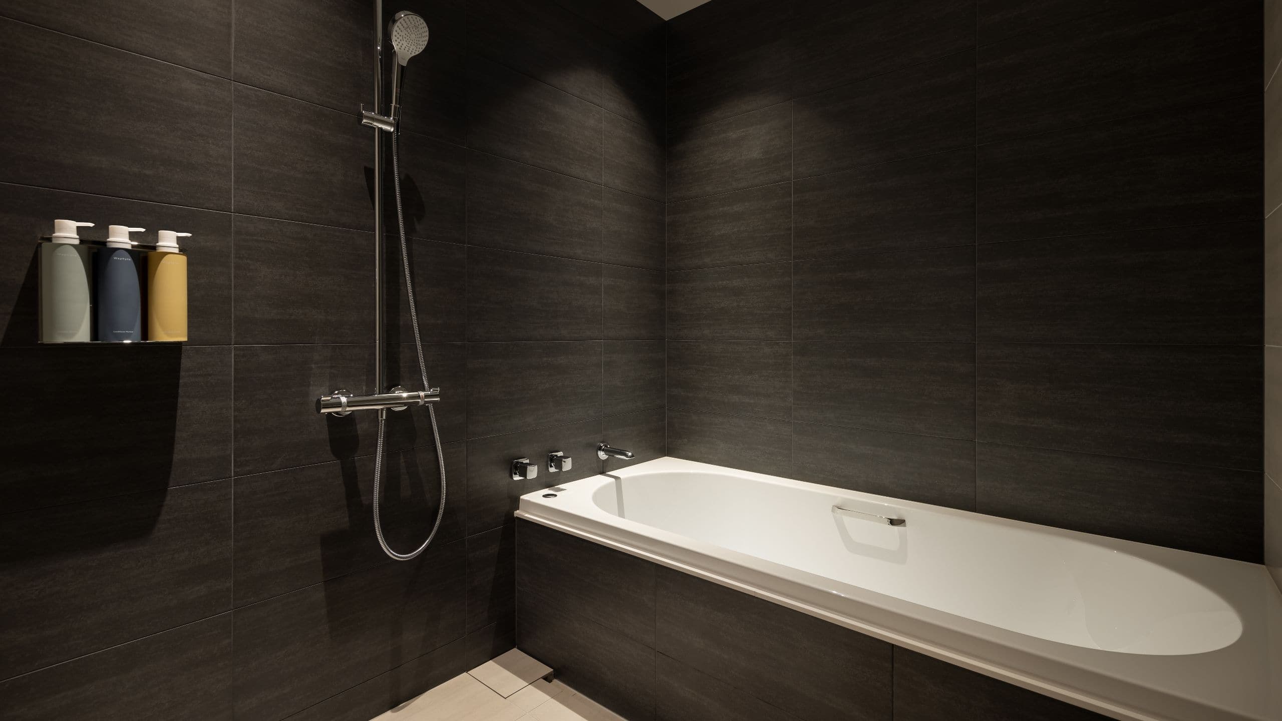 Grand Prix Suite, 2 Twin Beds, Circuit View - Image 4