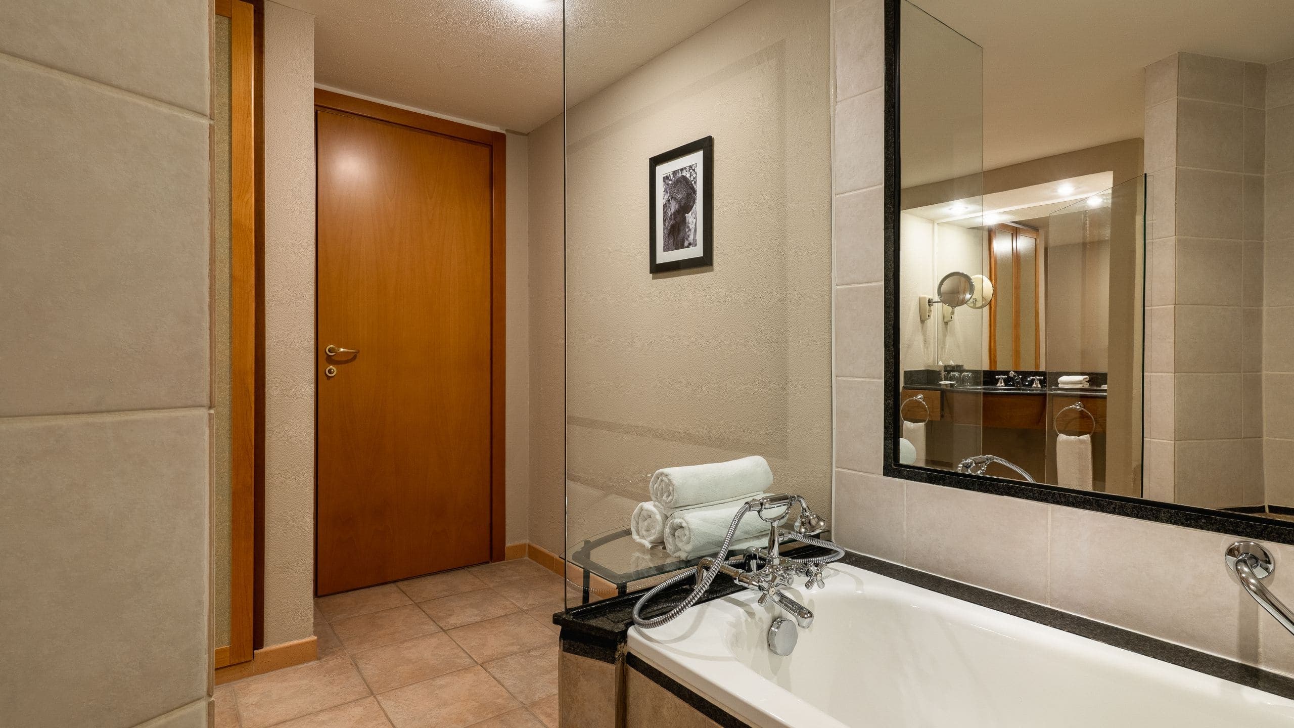 1 King Bed Deluxe - Image 5