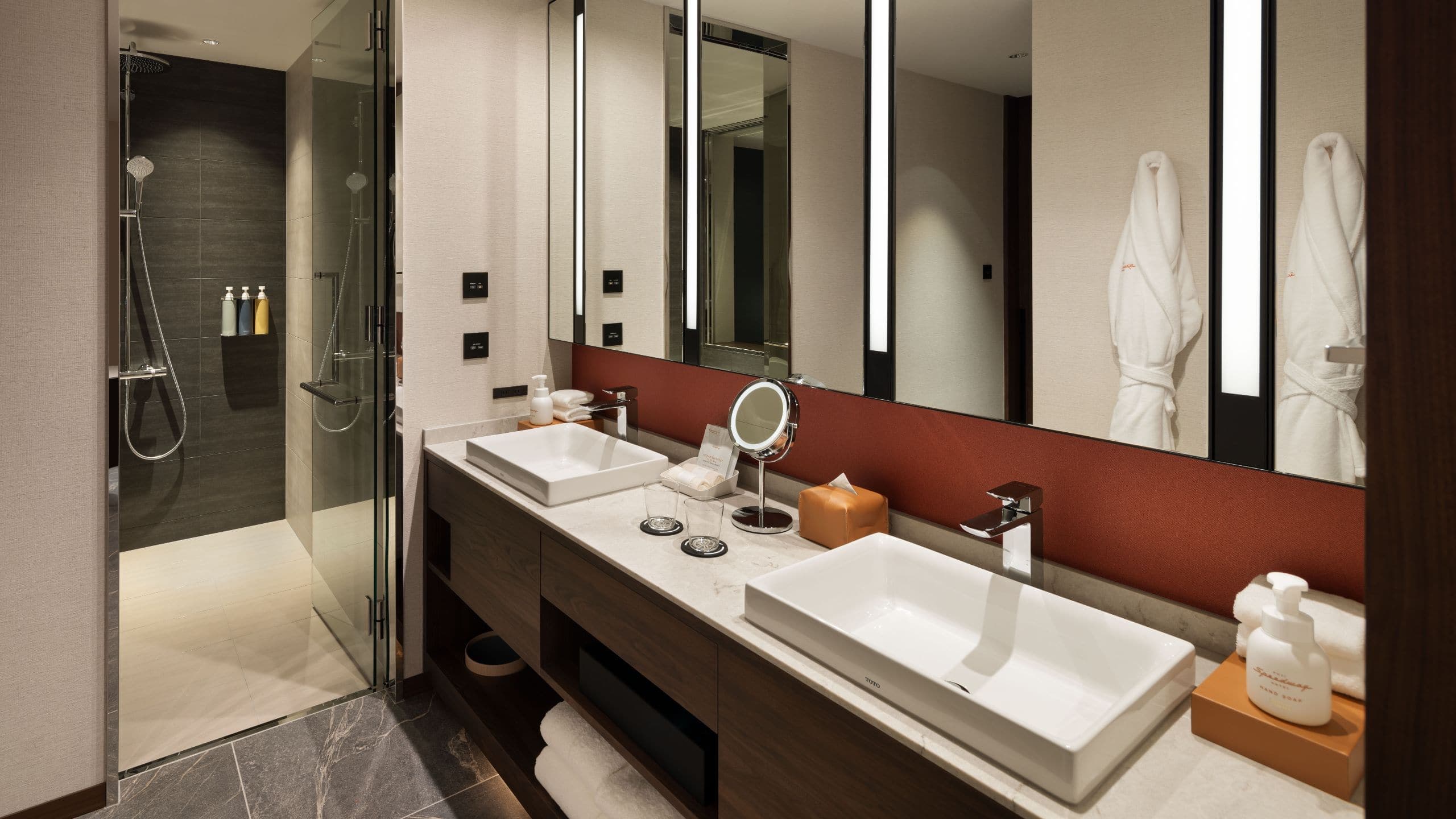 Grand Prix Suite, 2 Twin Beds, Circuit View - Image 3