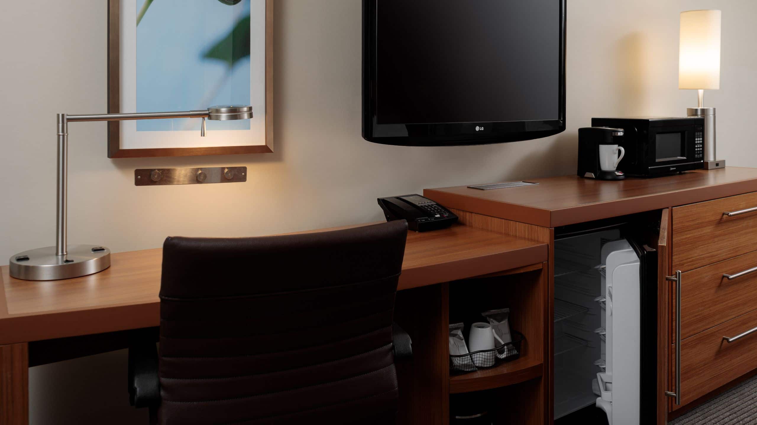 Two Queen Beds (With No Sofa Bed) - Image 2