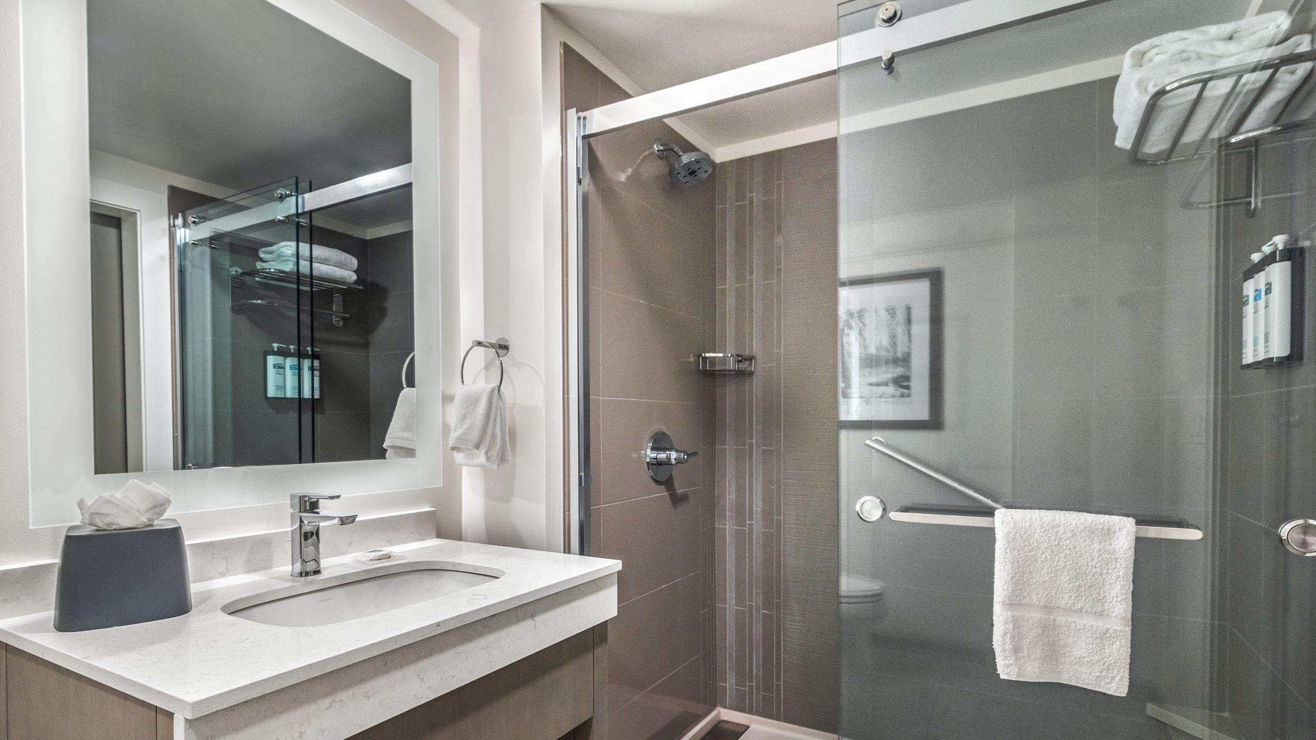 Den Guestroom | King Bed - Image 3