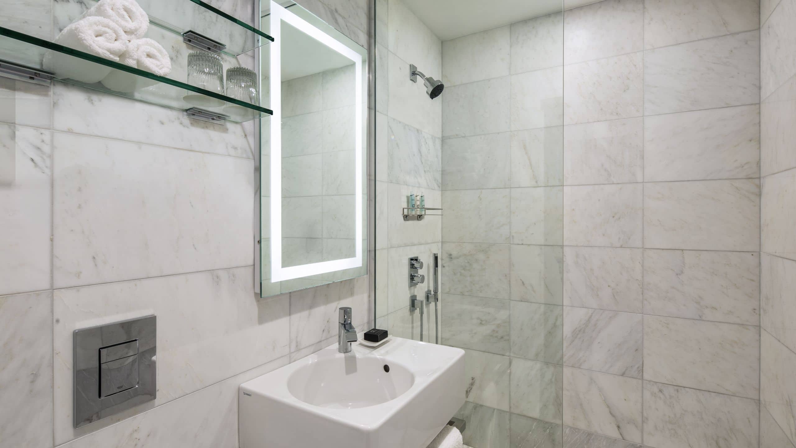 1 Bedroom King Suite Platinum - Image 3