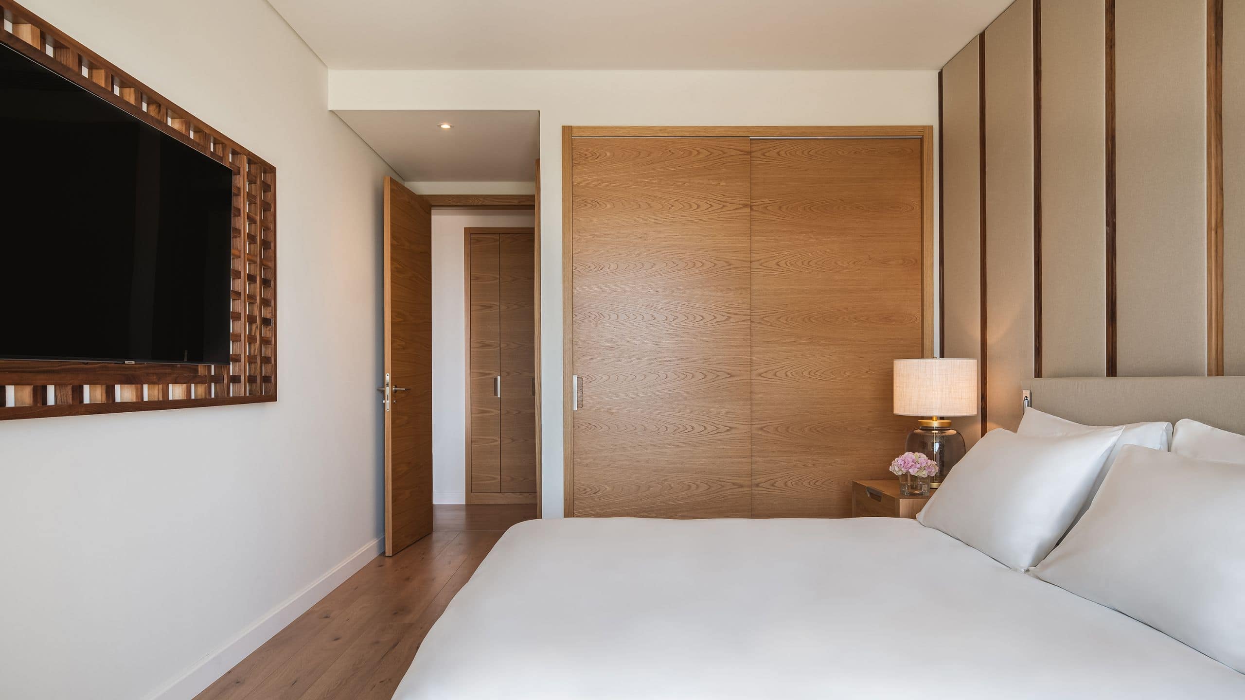 Standard 1 Queen Bed - Image 3