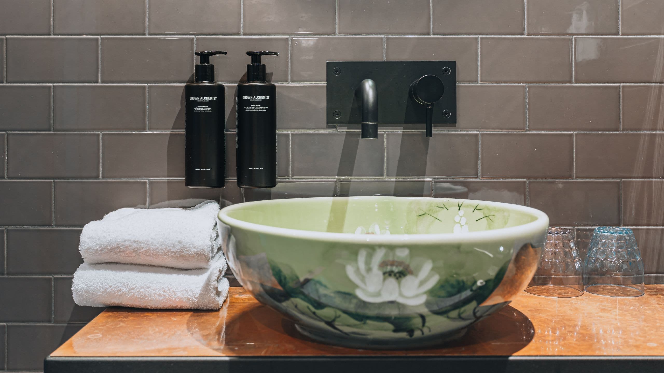 1 King Bed Room - Image 9