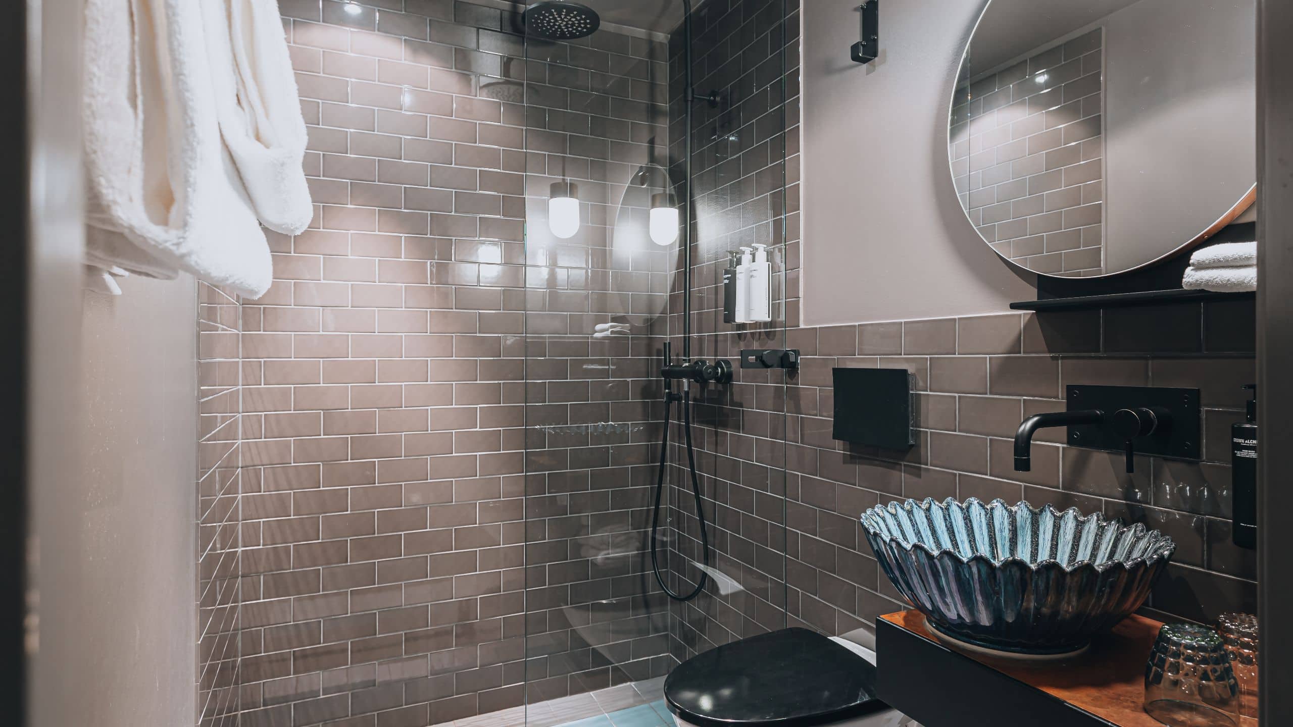 1 King Bed Room - Image 7