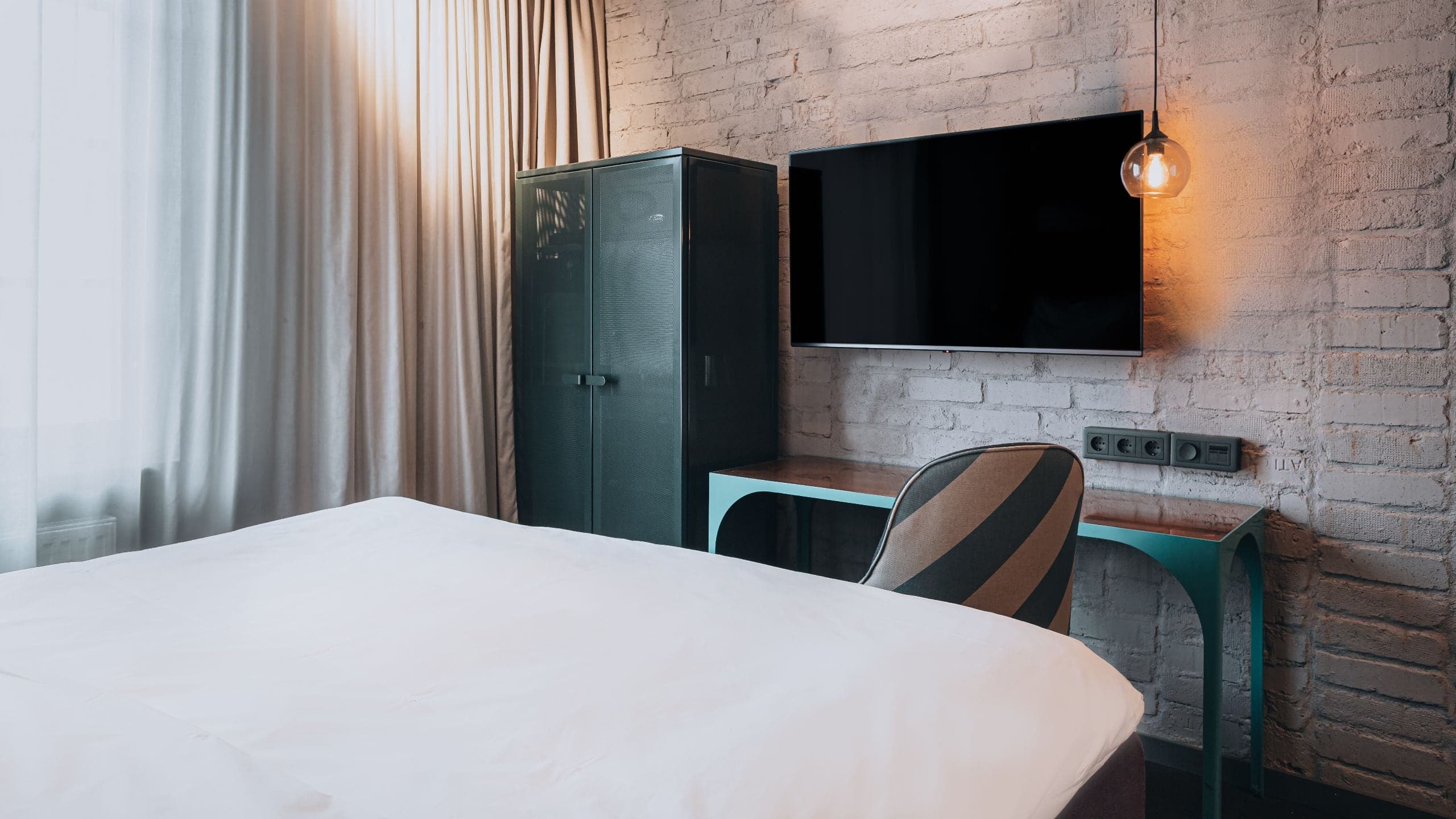 1 King Bed Room - Image 2