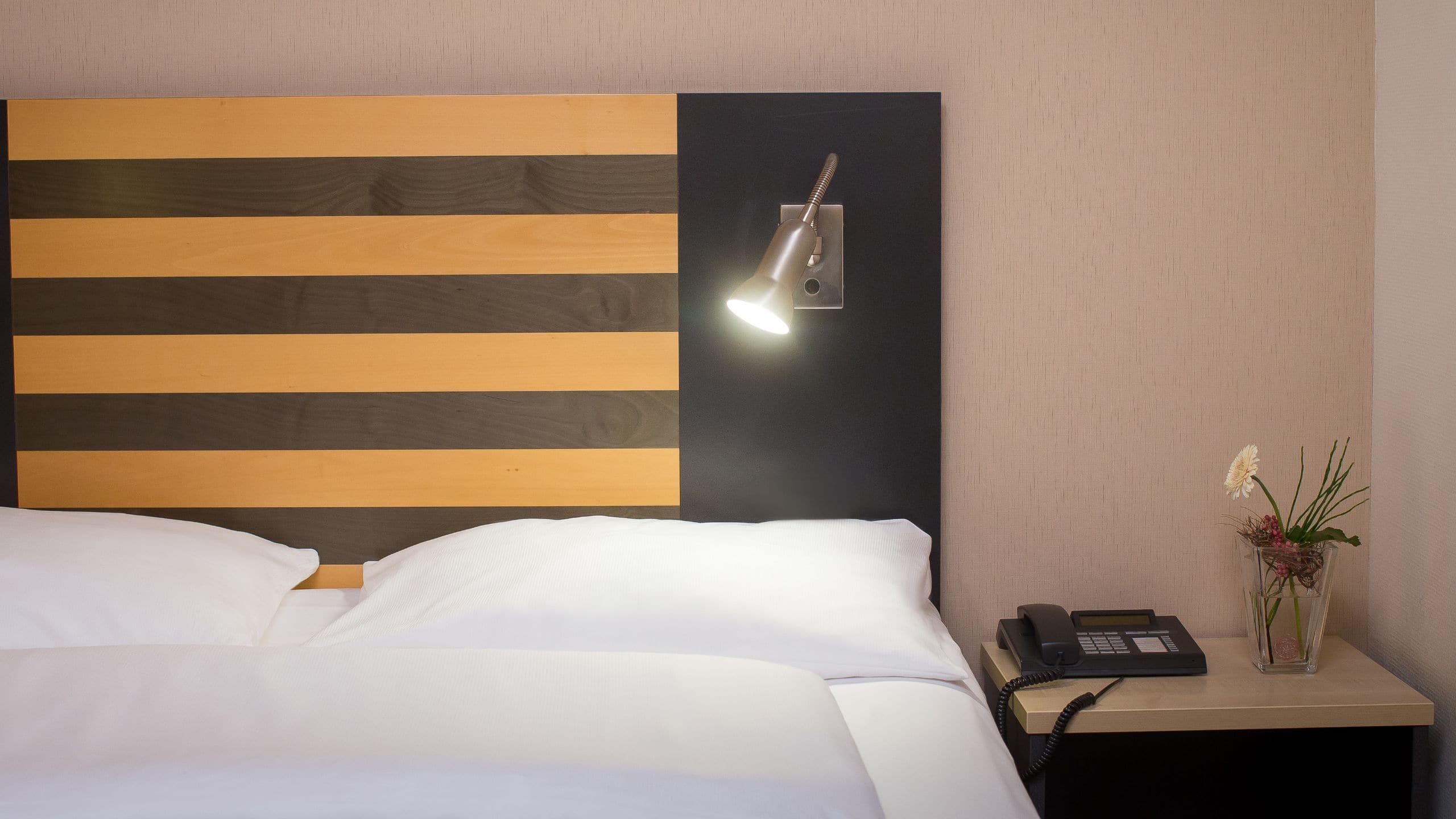 1 Queen Bed - Image 3