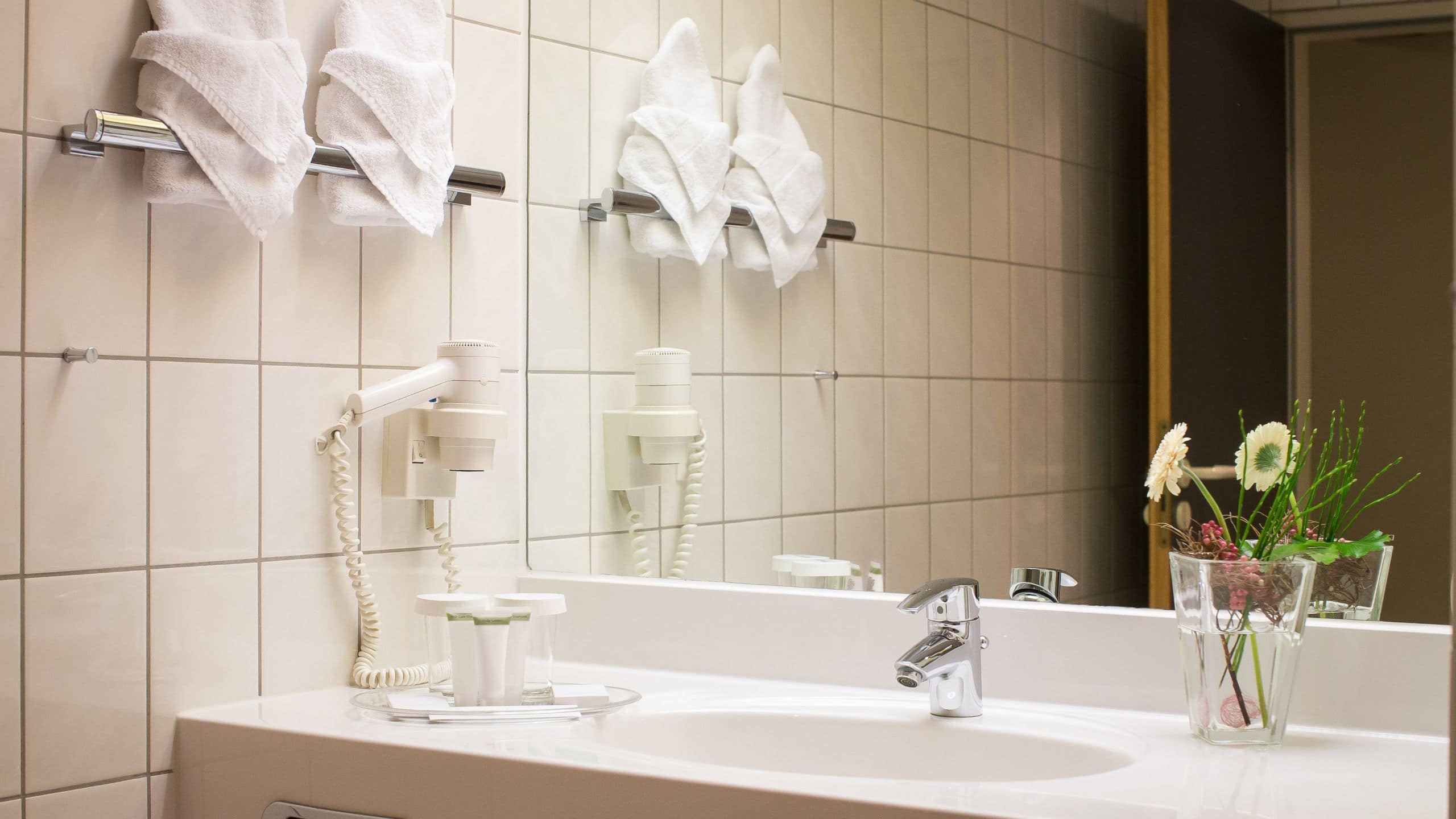 1 Queen Bed - Image 2