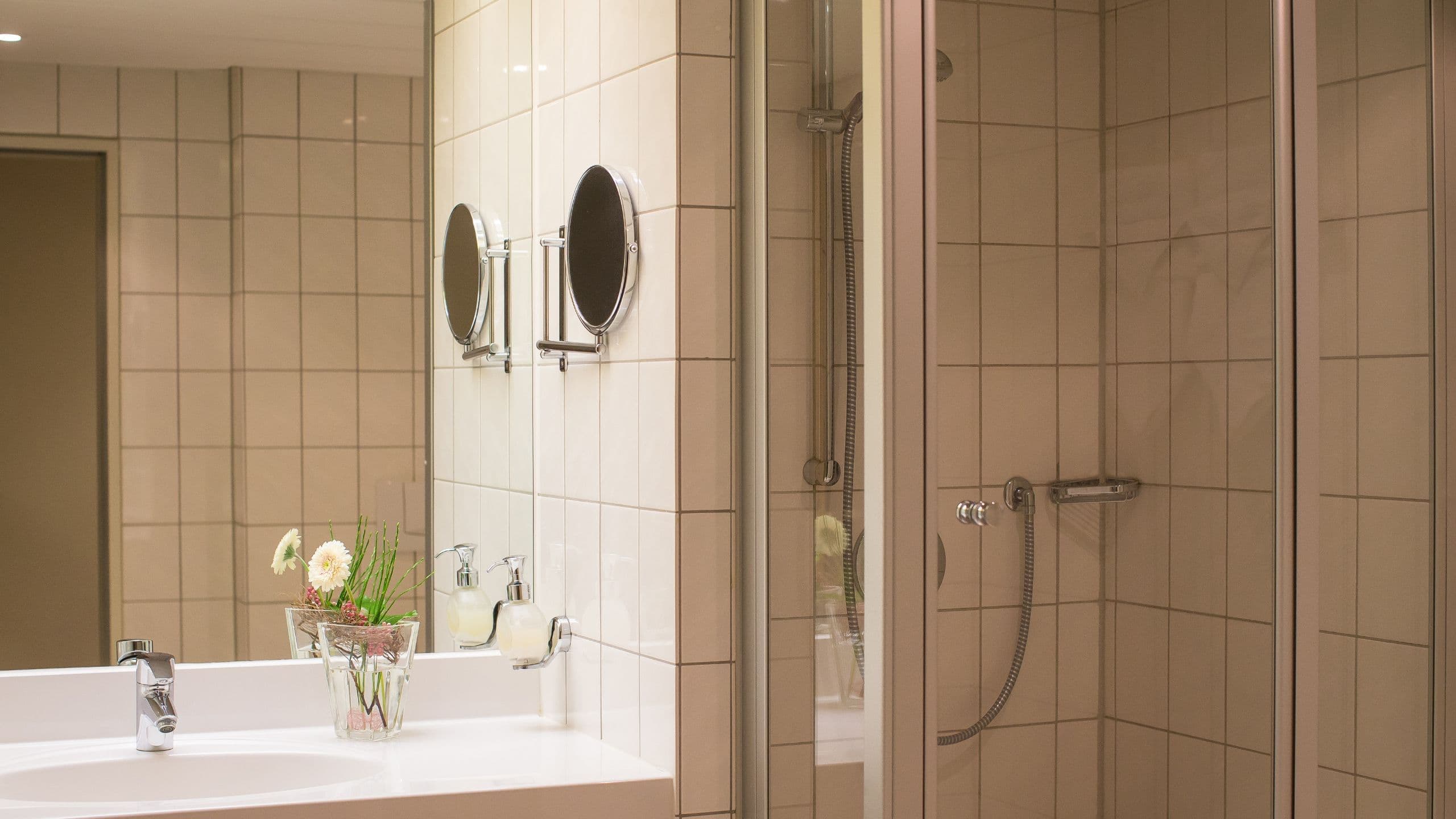 1 Queen Bed - Image 5