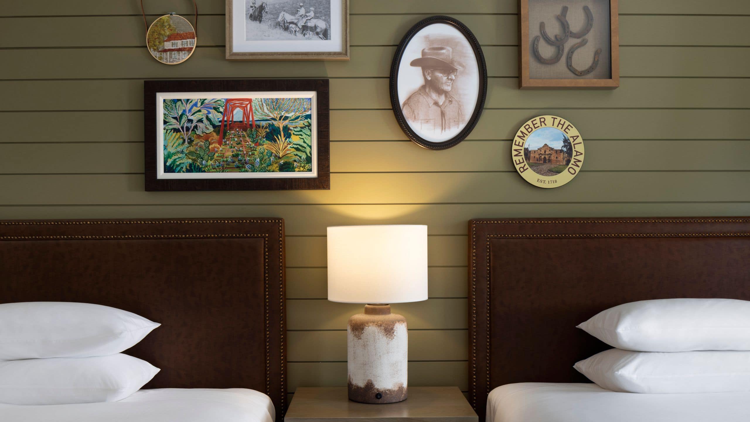 2 Queen Beds - Image 2