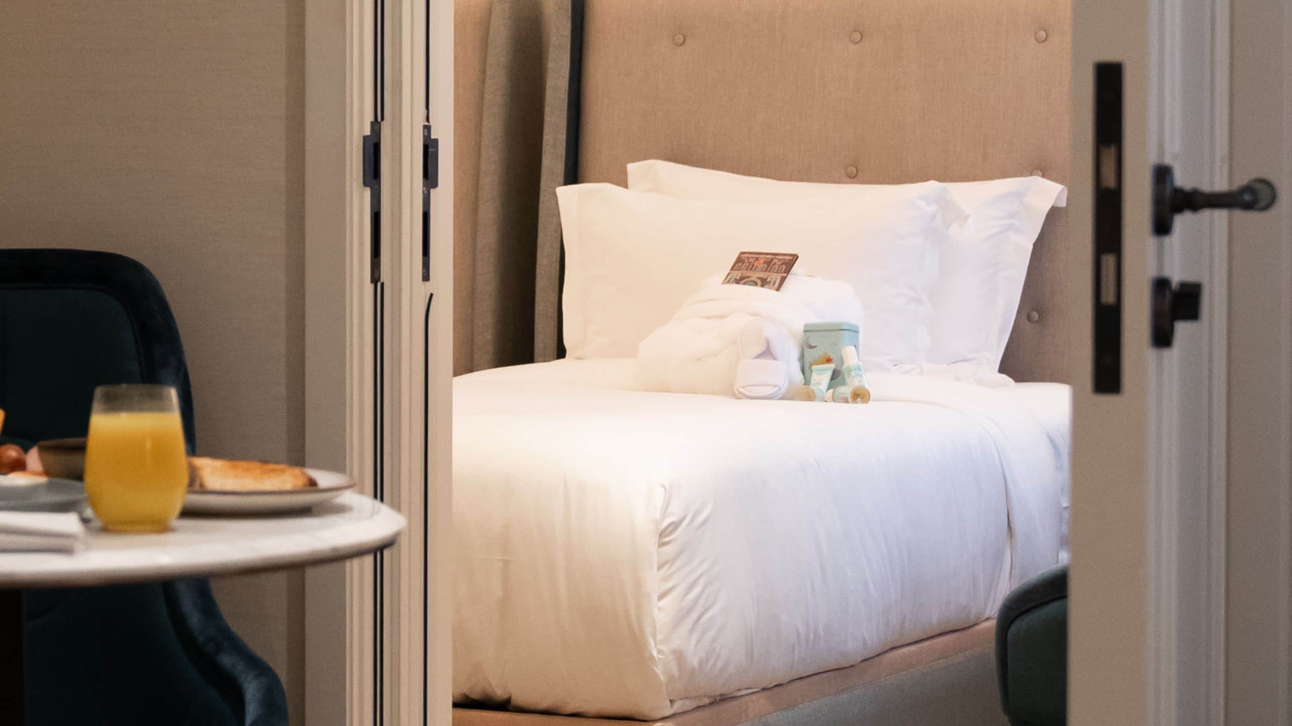 2 Twin Beds - Image 2