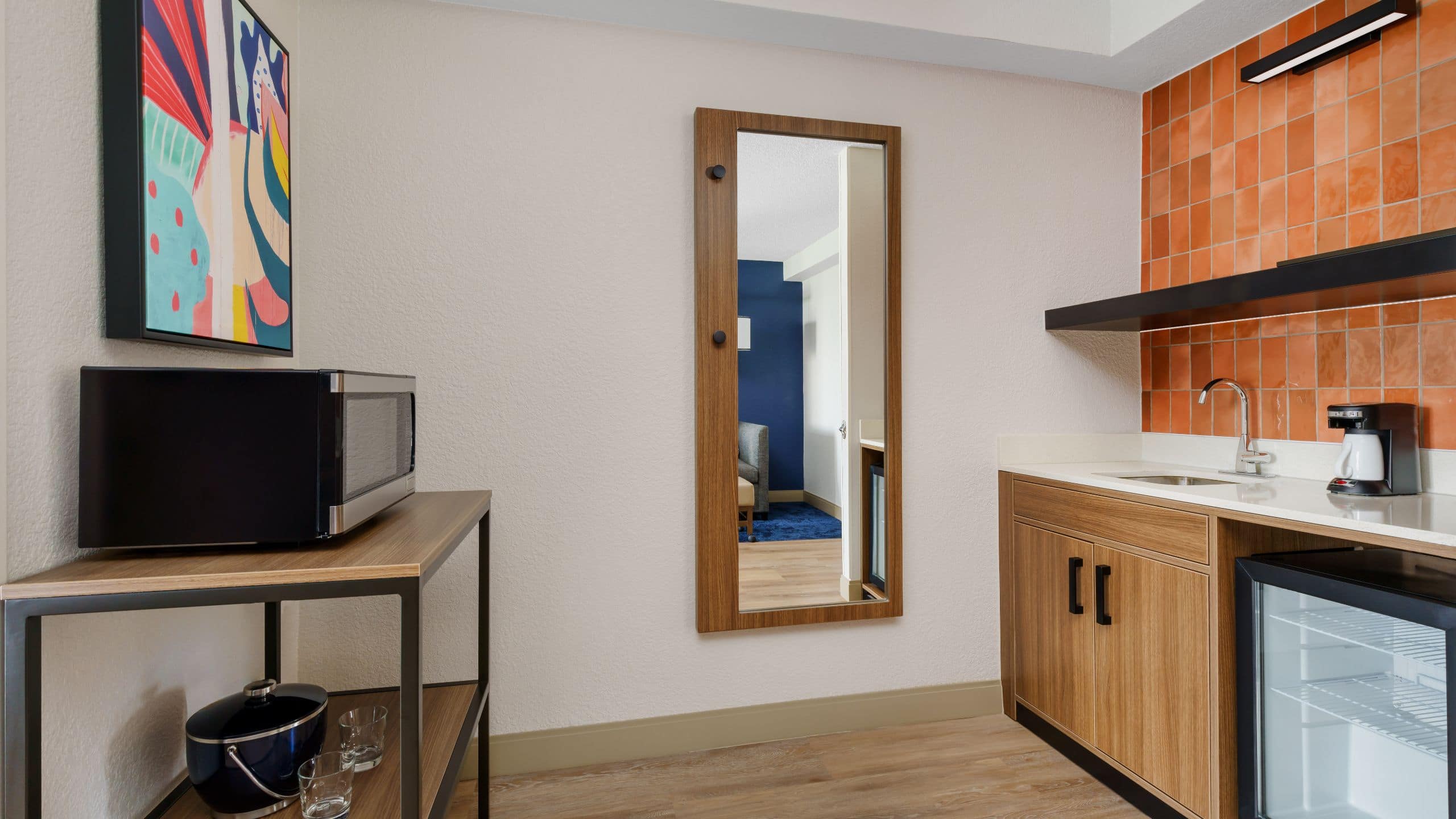 Accessible King Bed/Roll-In Shower (plus sofa bed) - Image 4