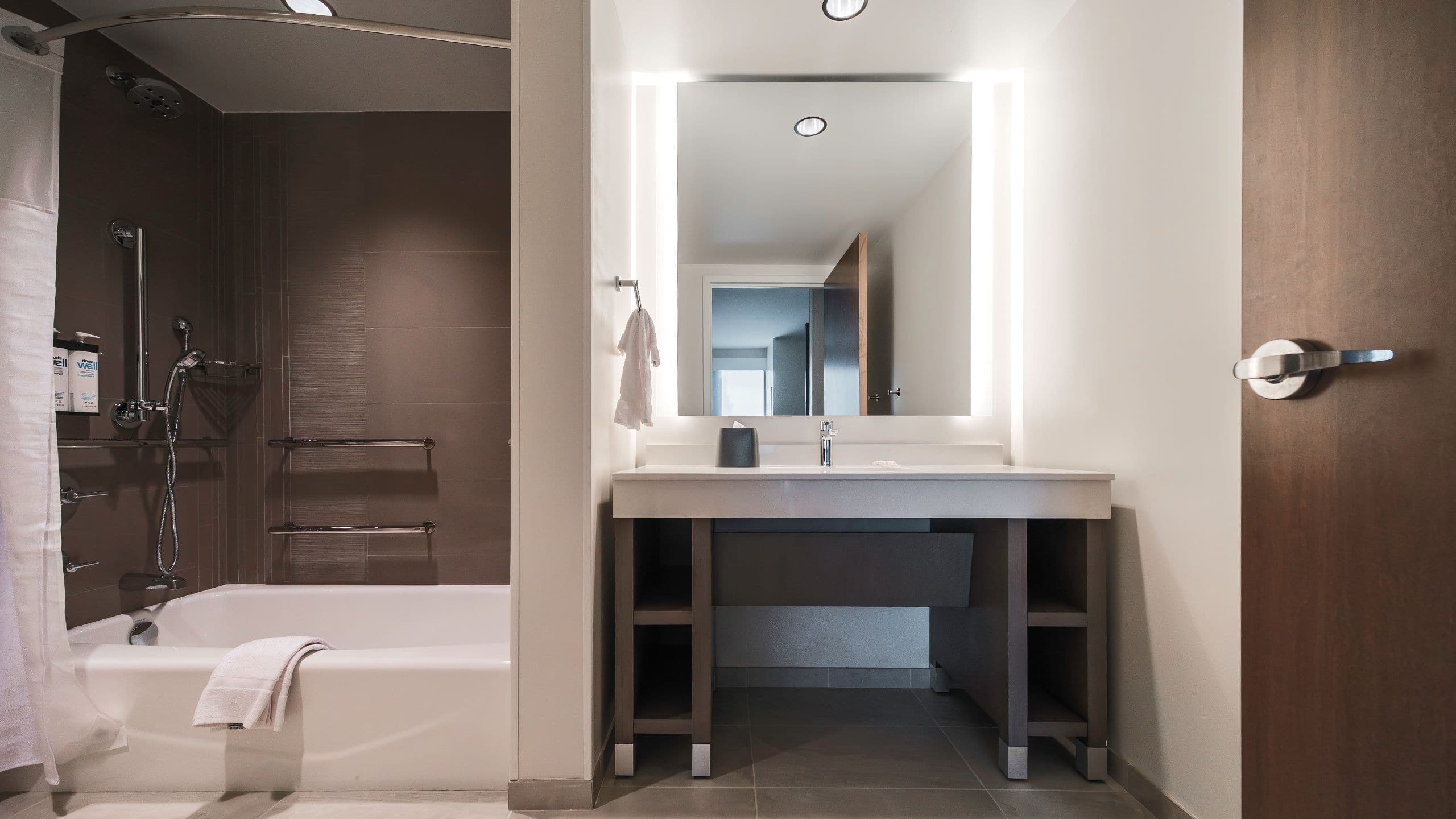 One Bedroom Kitchen Suite | Two Queen Beds (Plus Sofa Bed) - Image 3