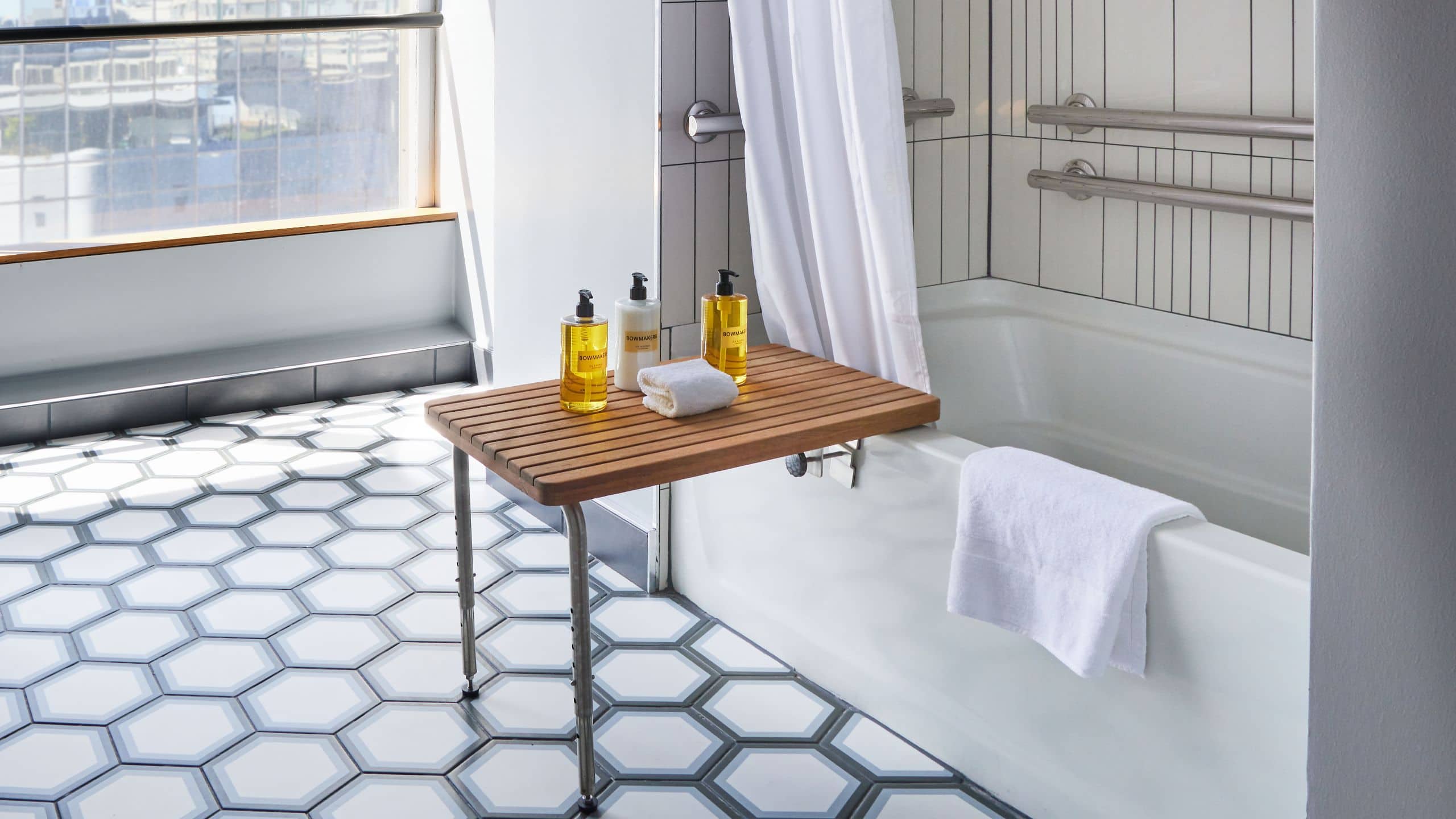 Accessible Skyline Suite with 1 King Bed and a Roll-in Shower - Image 3