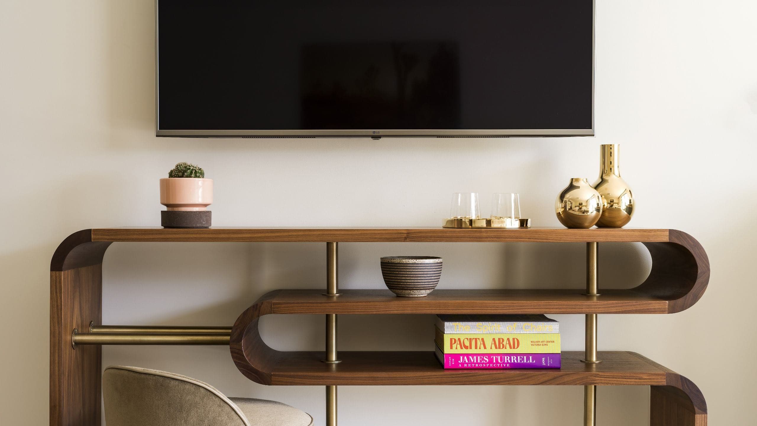 Palm Courtyard Suite Accessible Tub - Image 4