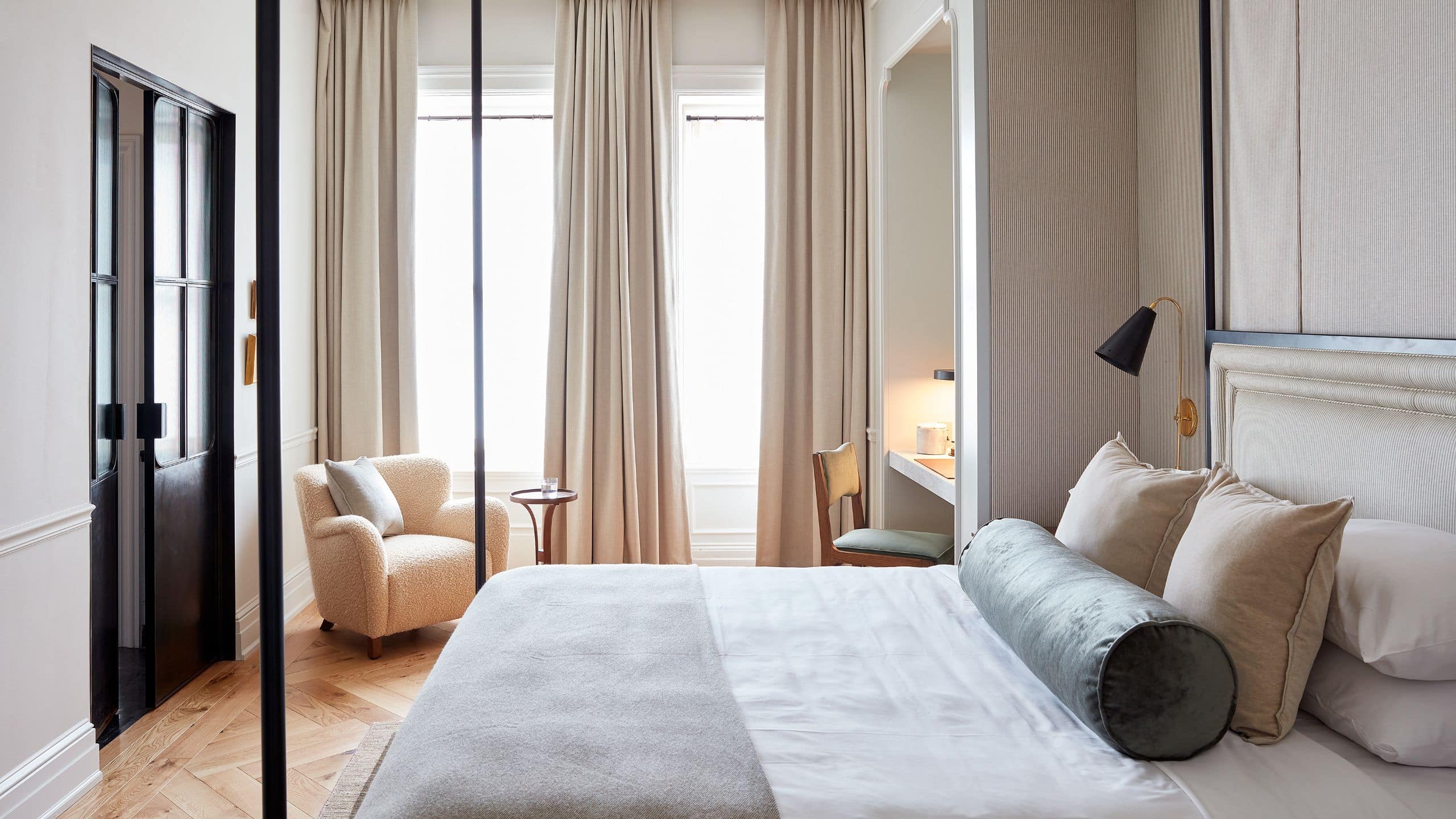 One Bedroom Corner Suite With Accessible Tub - Image 2