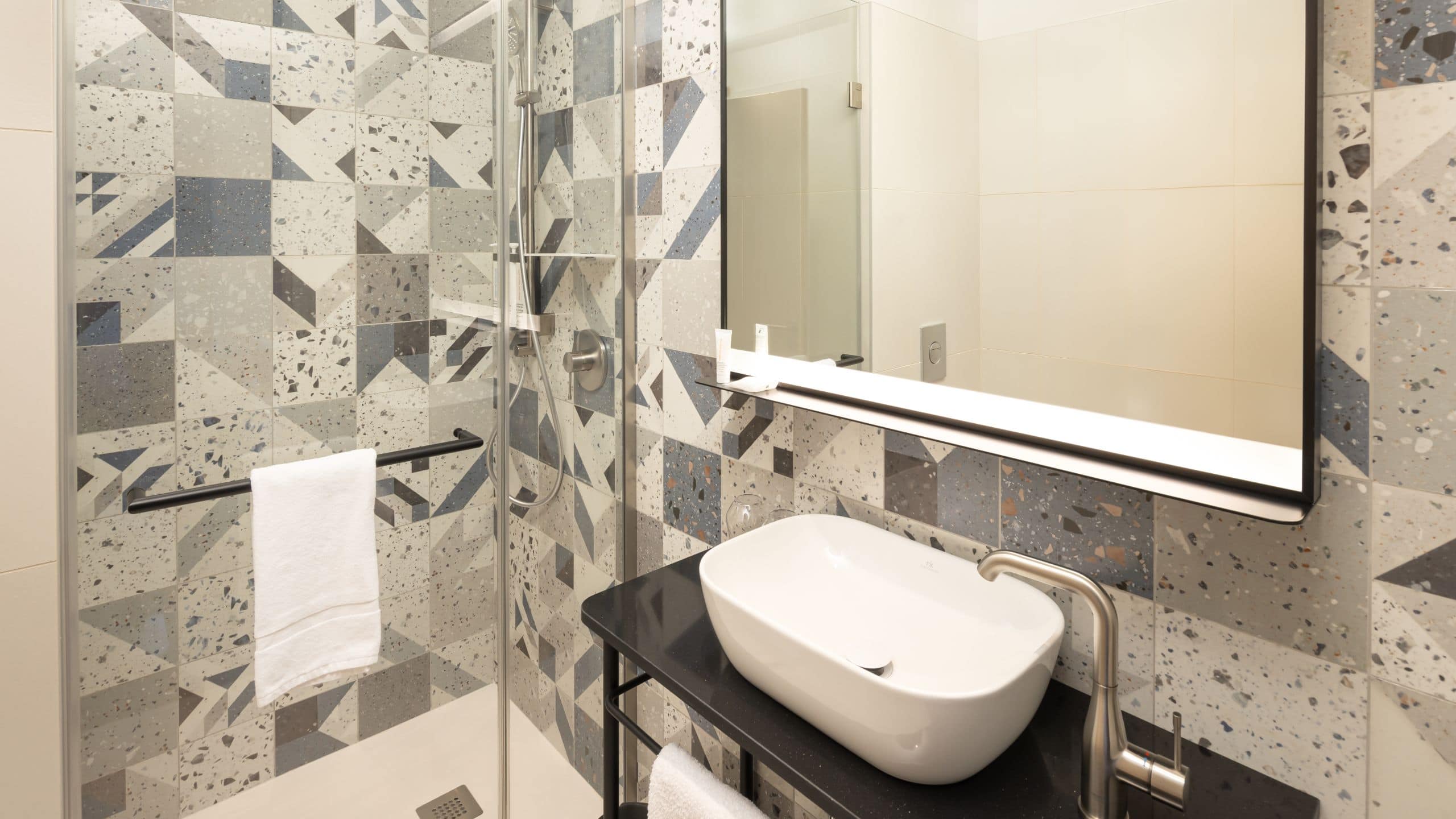 1 King Bed, Garden View - Image 4