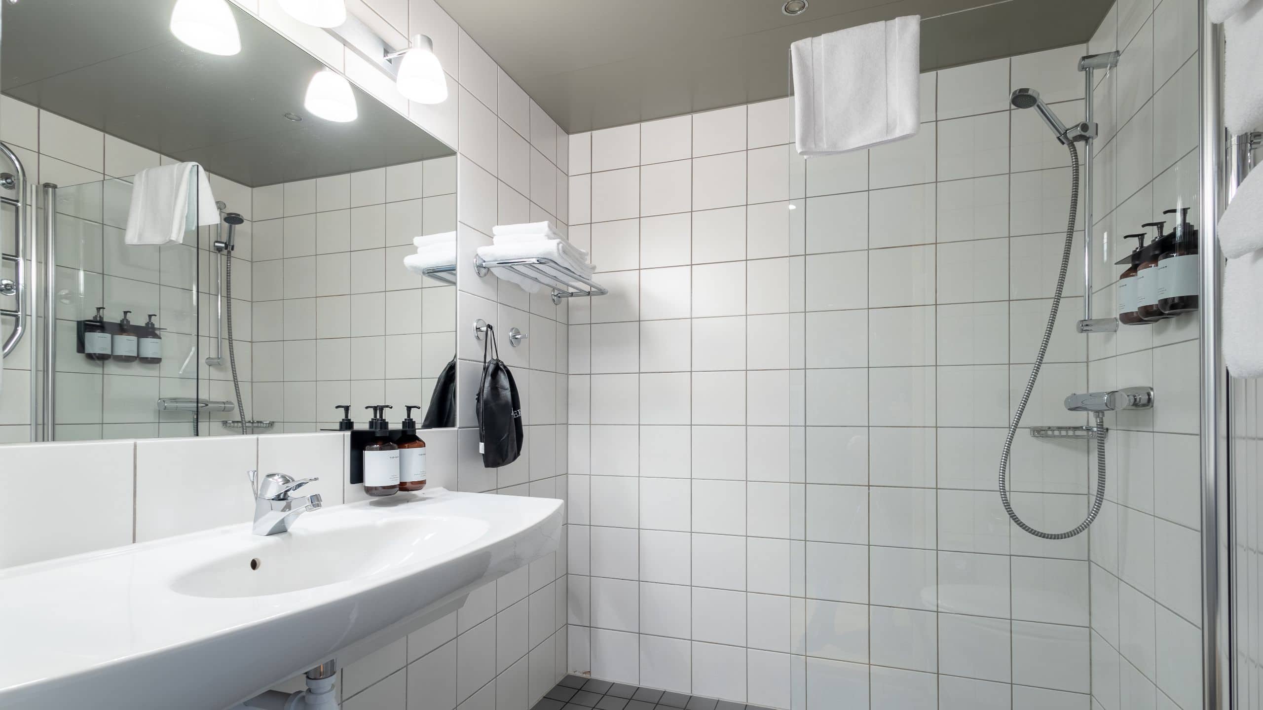 2 Twin Beds - Image 4