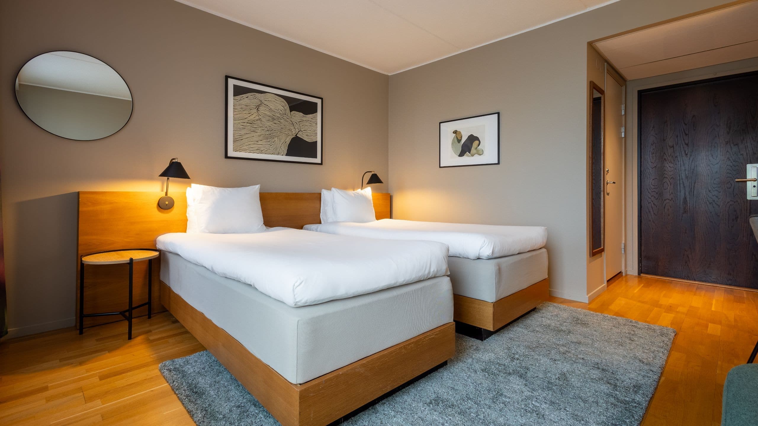 2 Twin Beds - Image 2