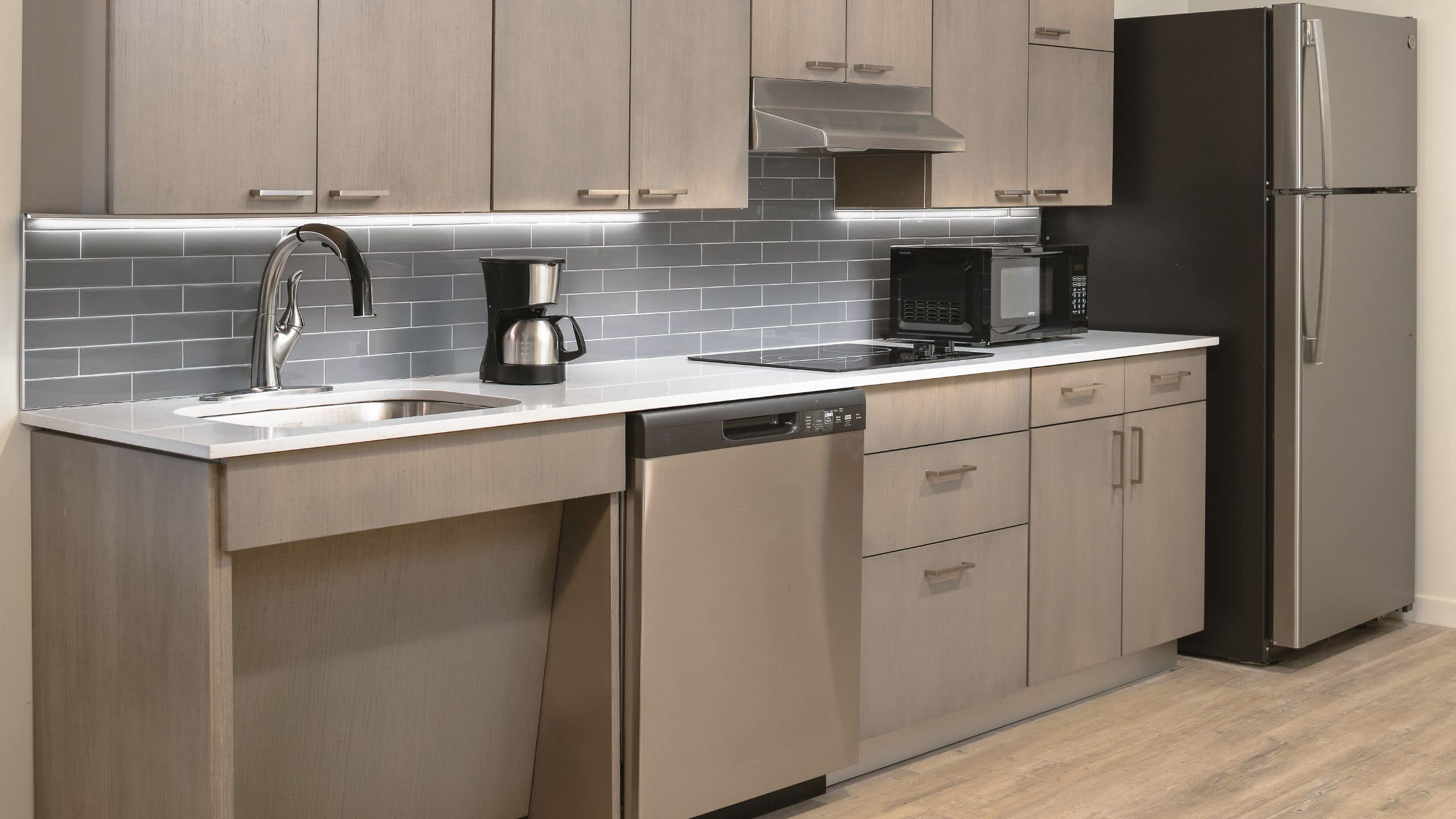 Accessible | One Bedroom Kitchen Suite/Shower Two Queen Beds (Plus Sofa Bed) - Image 2