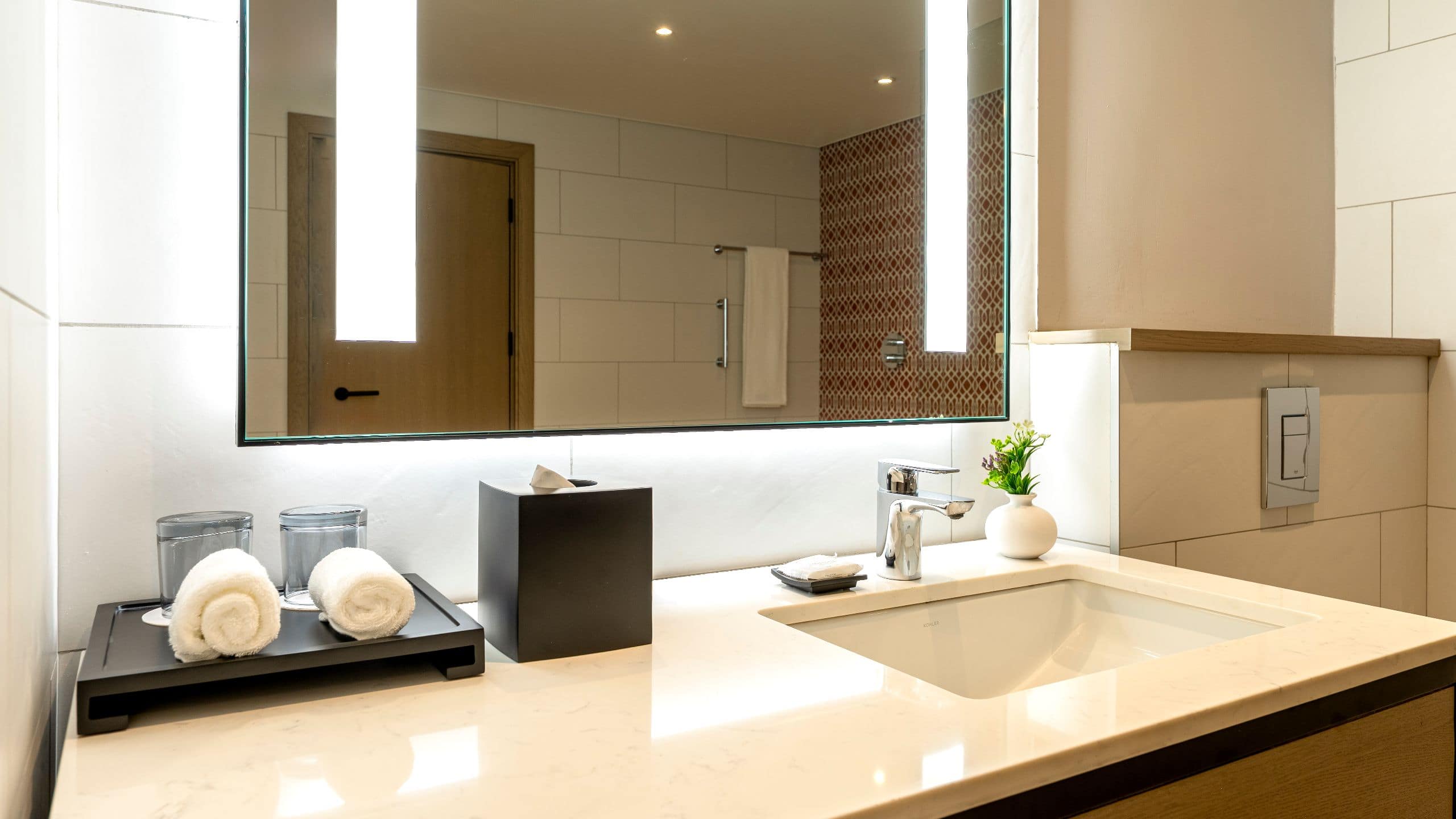 1 Bedroom 2 Twin Bed Suite With Kitchen - Image 3