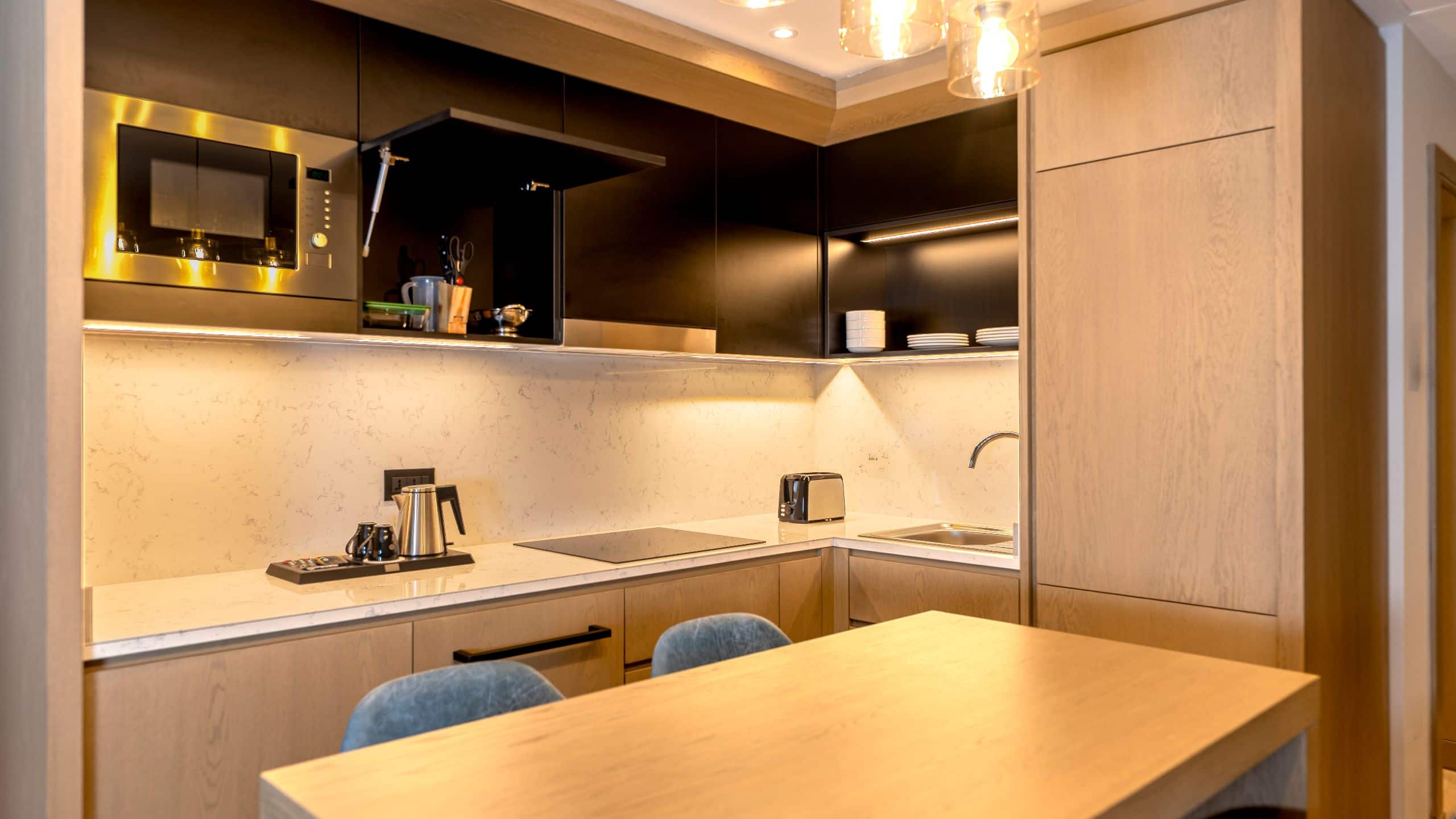 1 Bedroom 2 Twin Bed Suite With Kitchen - Image 2