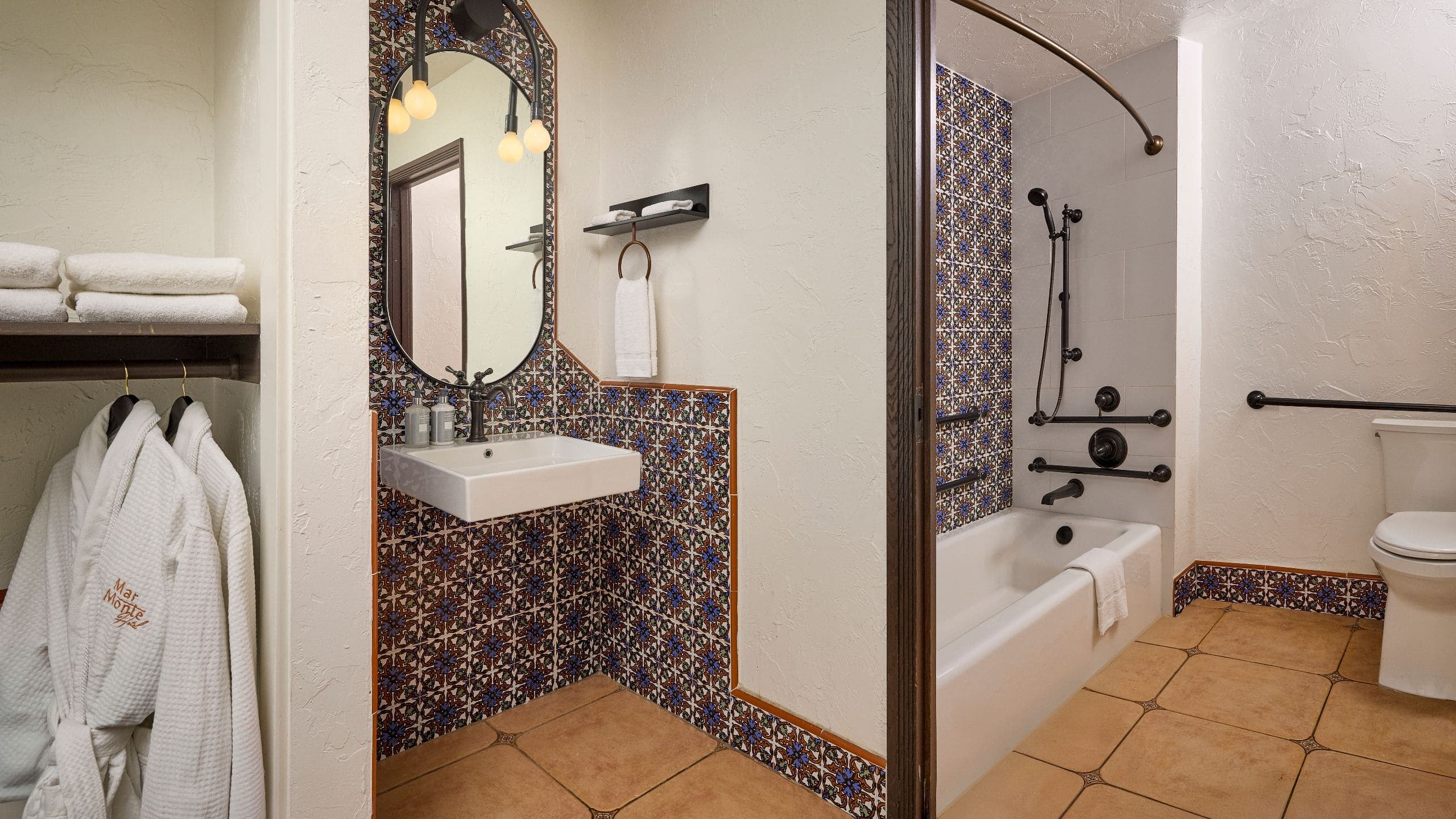 2 Queen Beds Accessible Tub - Image 2