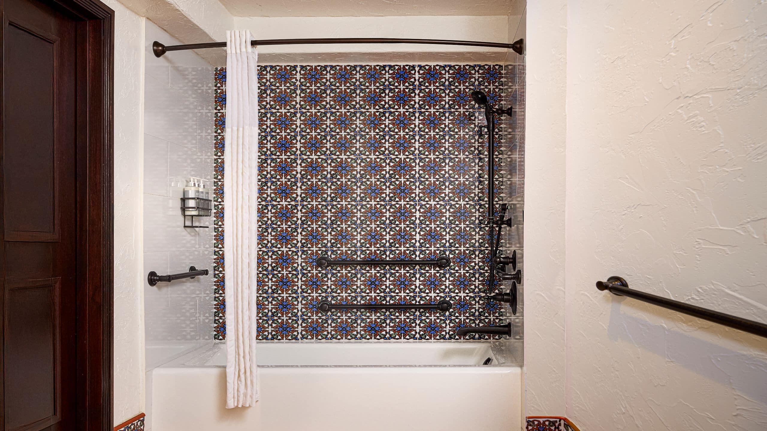 2 Queen Beds Accessible Tub - Image 3