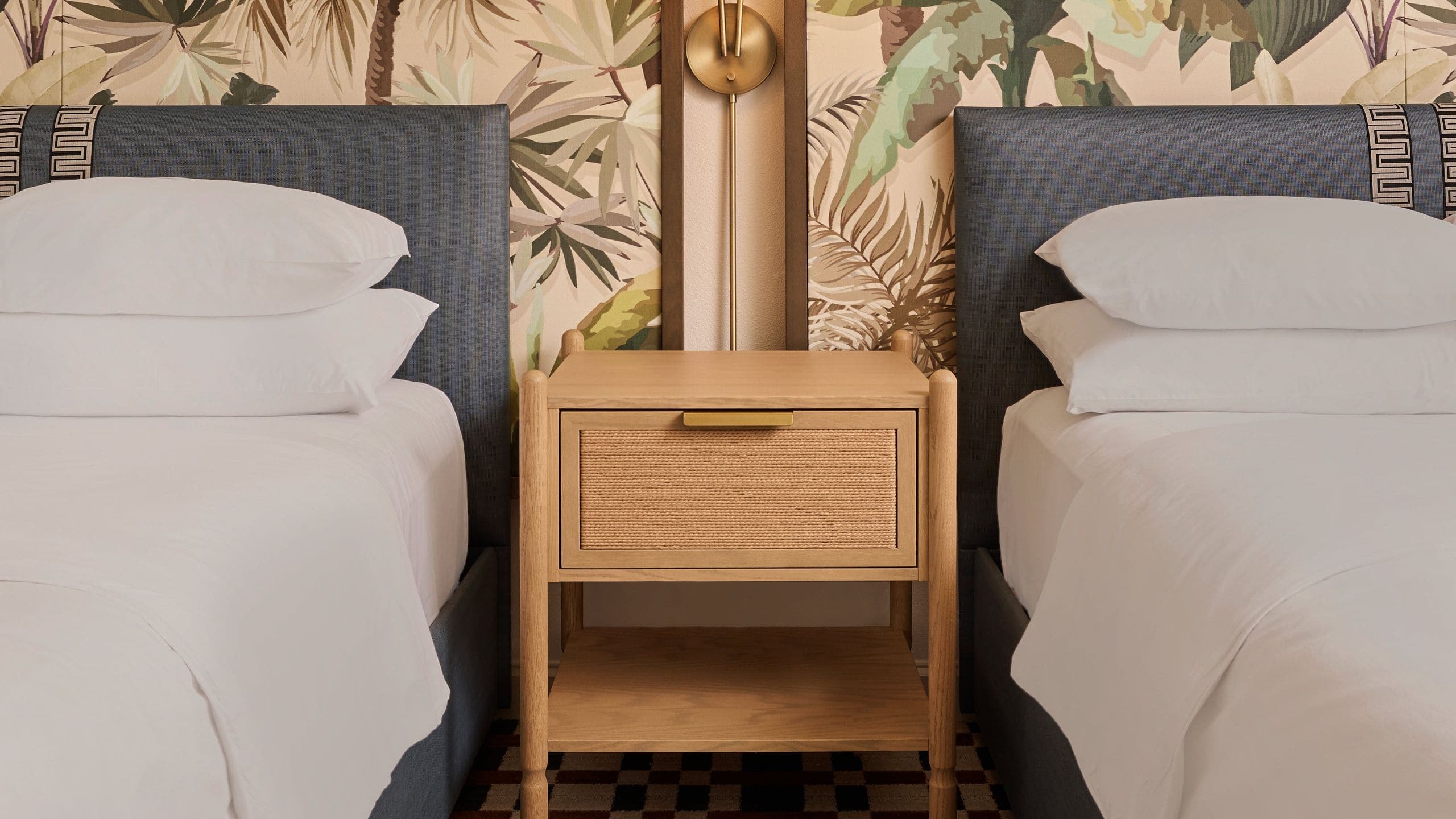 2 Queen Beds - Image 1