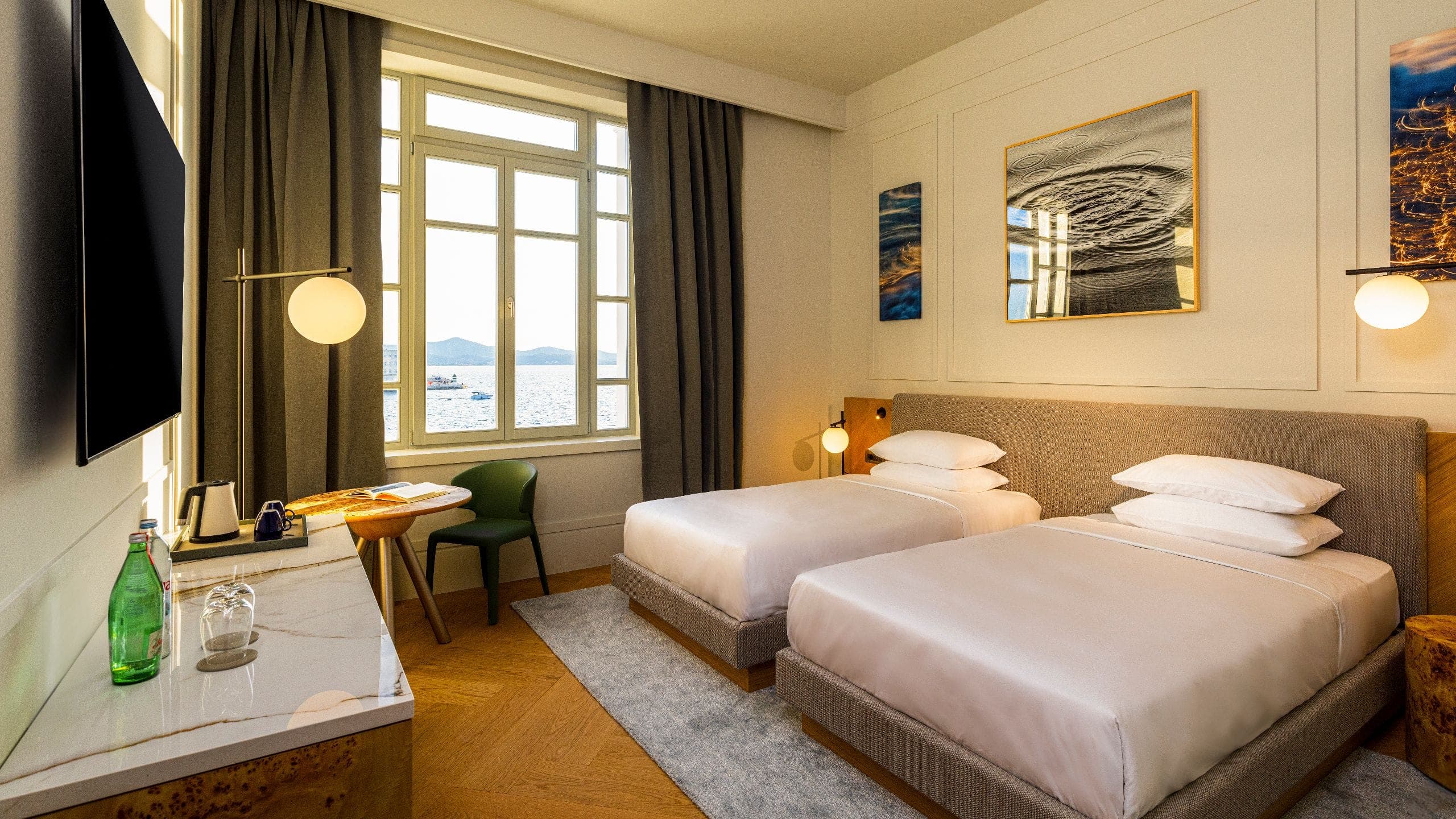 2 Twin Beds, Sea View - Image 1