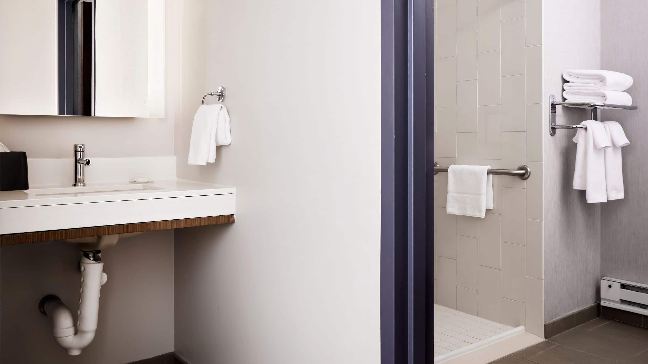 Accessible Two Queen Beds/Roll-In Shower (with sofa bed) - Image 6