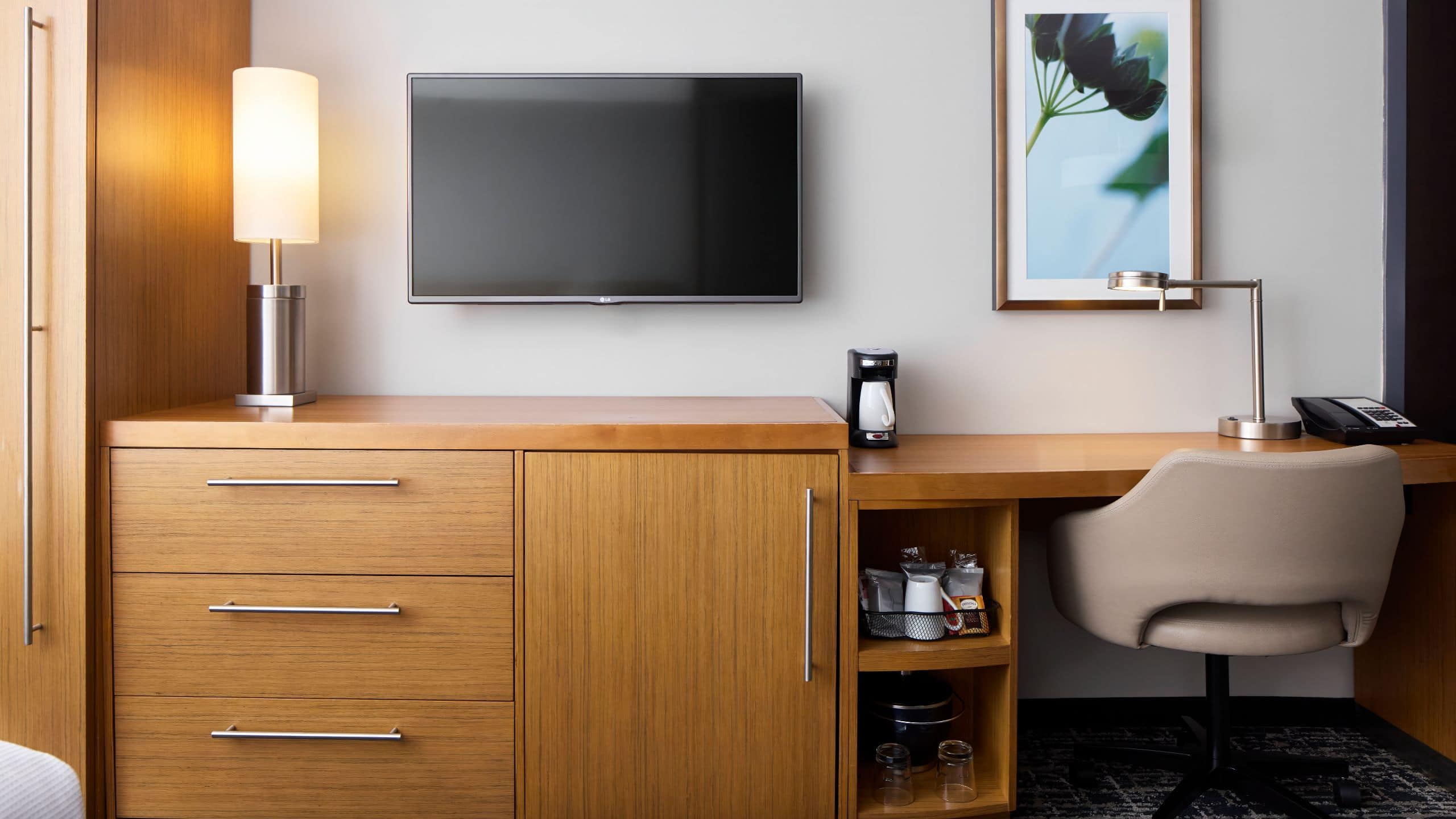 Accessible Two Queen Beds/Roll-In Shower (with sofa bed) - Image 4