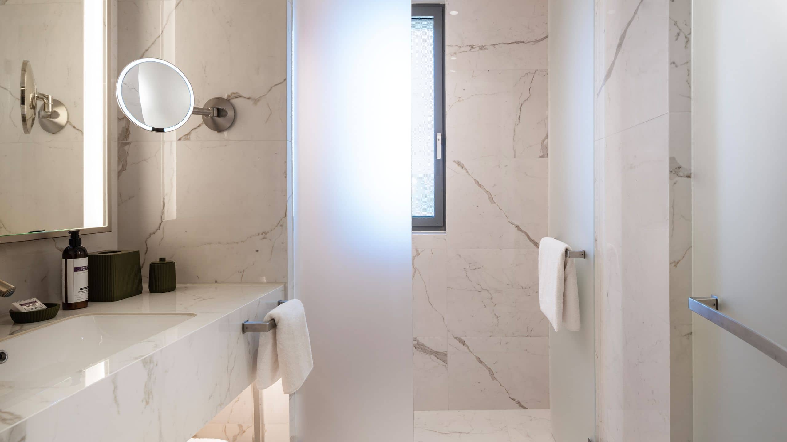 2 Twin Beds, Sea View - Image 4