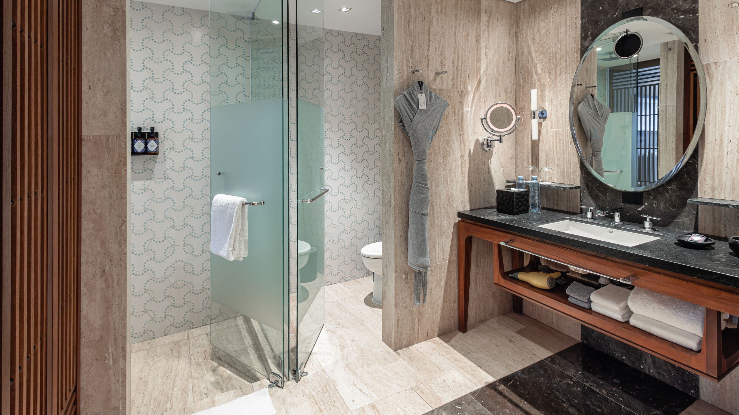 2 Queen Beds Downtown House - Image 2