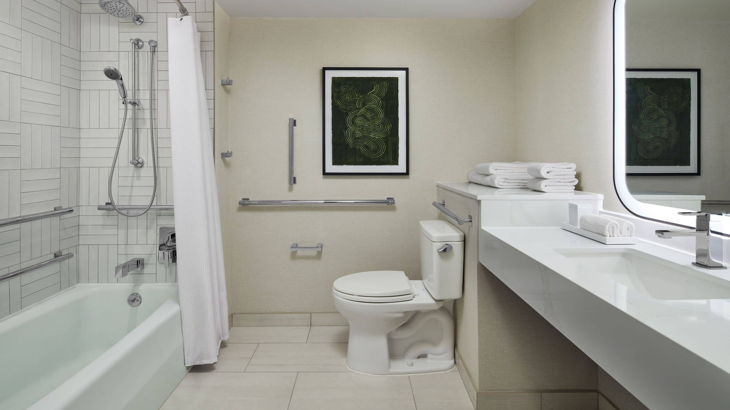 2 Double Beds Accessible Tub - Image 2