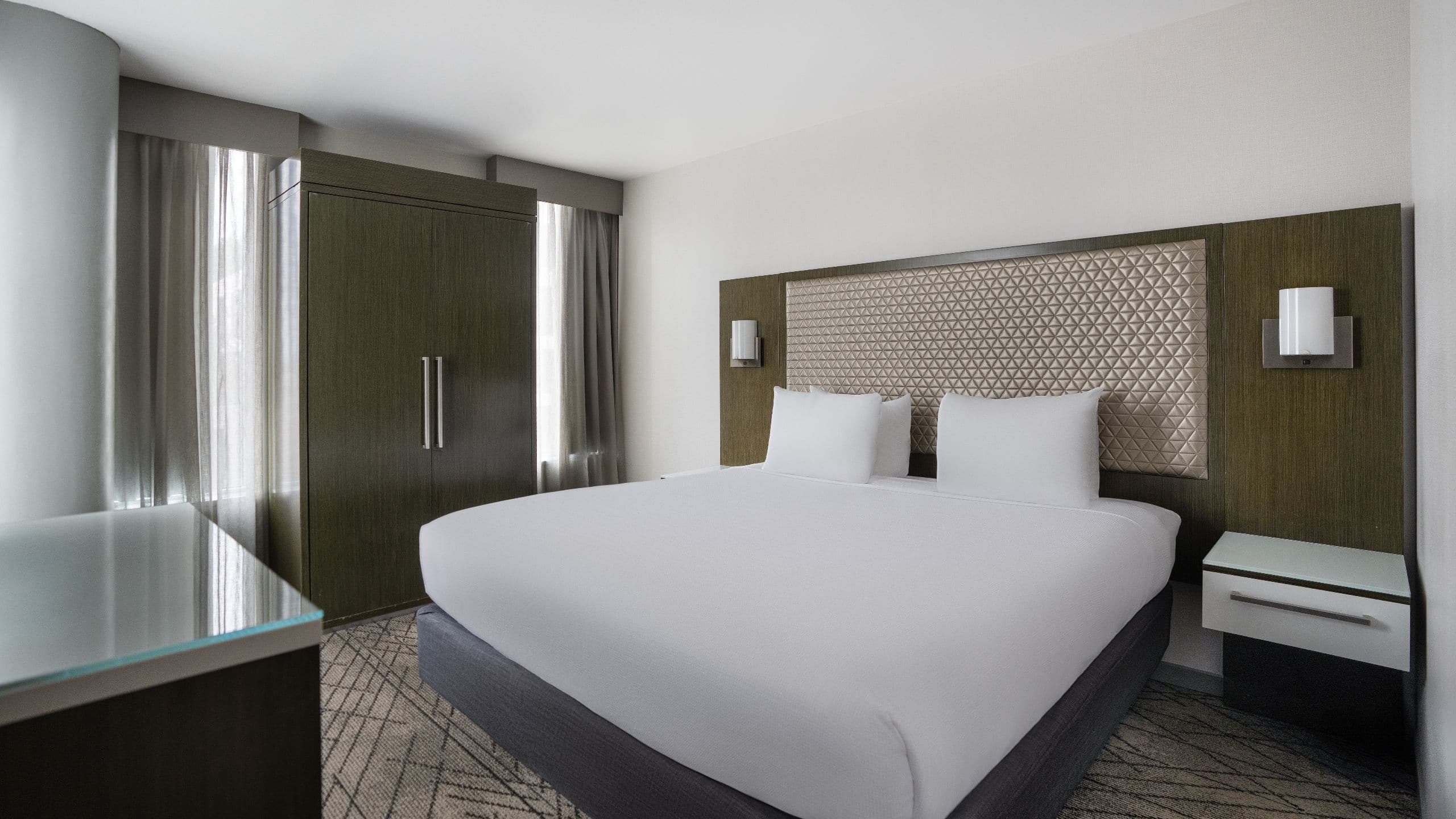 1 Bedroom 1 King Bed Suite with Sofa Bed - Image 1